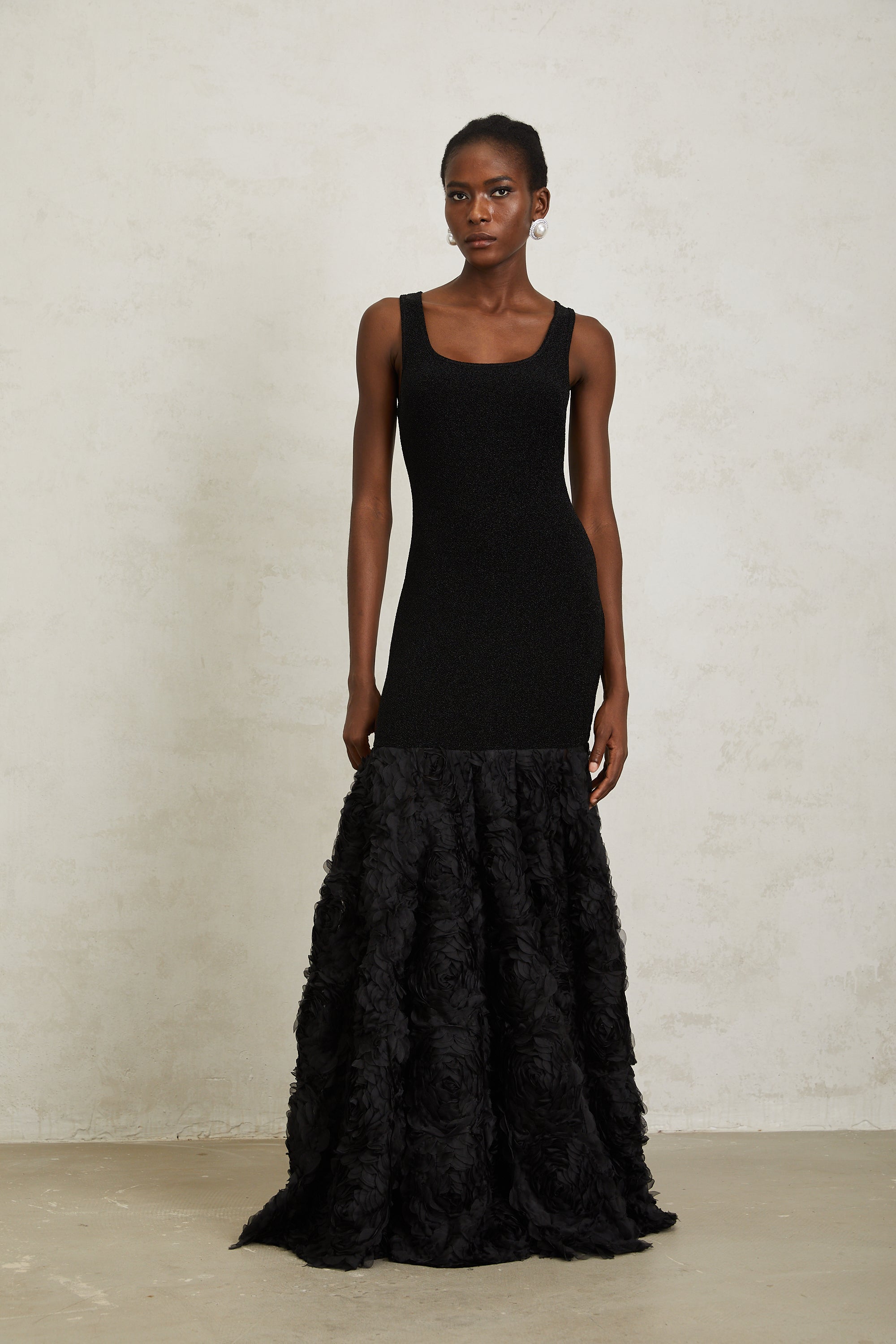 Gemma – Schwarzes Meerjungfrau-Maxikleid mit 3D-Blütenblatt-Panel