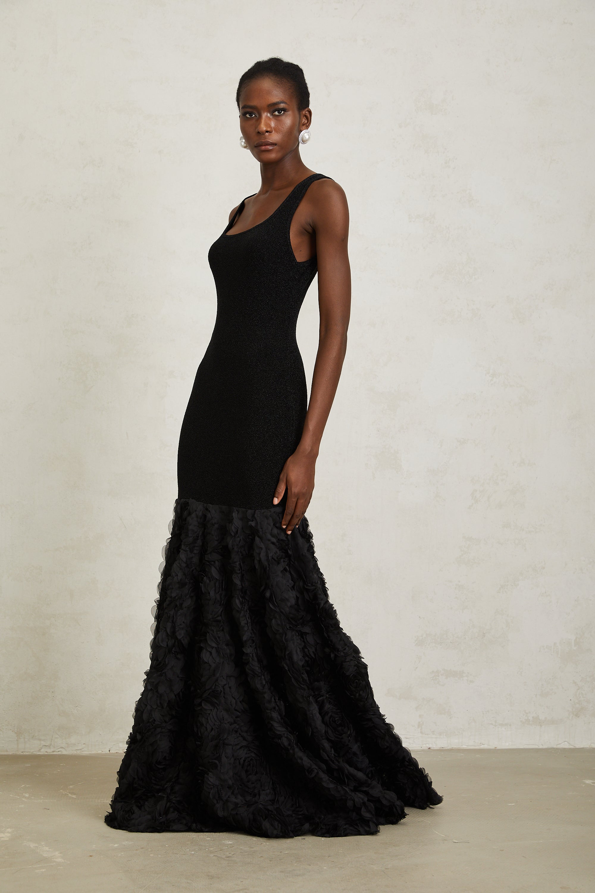 Gemma – Schwarzes Meerjungfrau-Maxikleid mit 3D-Blütenblatt-Panel