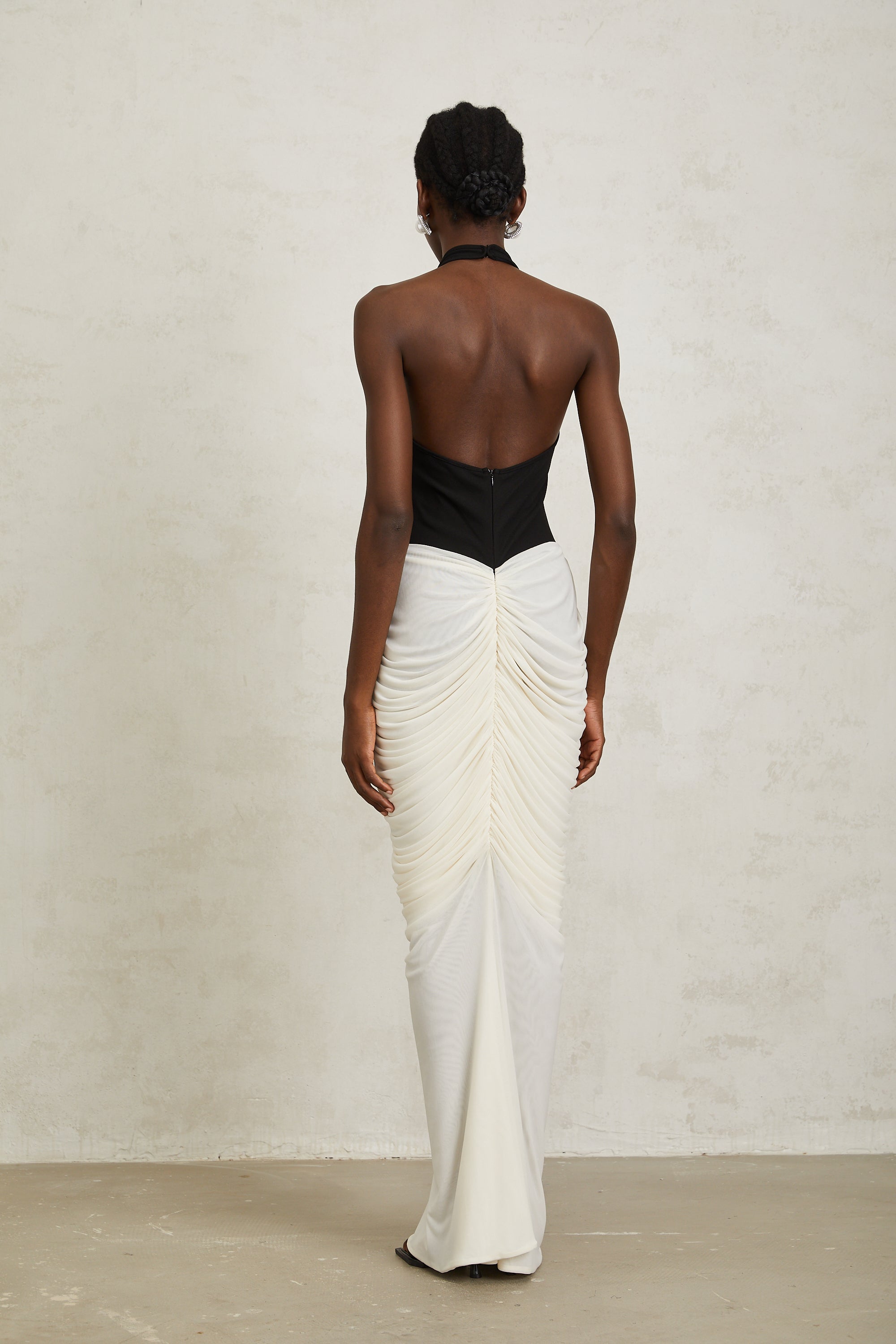 Jadeschwarzes, gerüschtes Neckholder-Maxi-Bodycon-Kleid