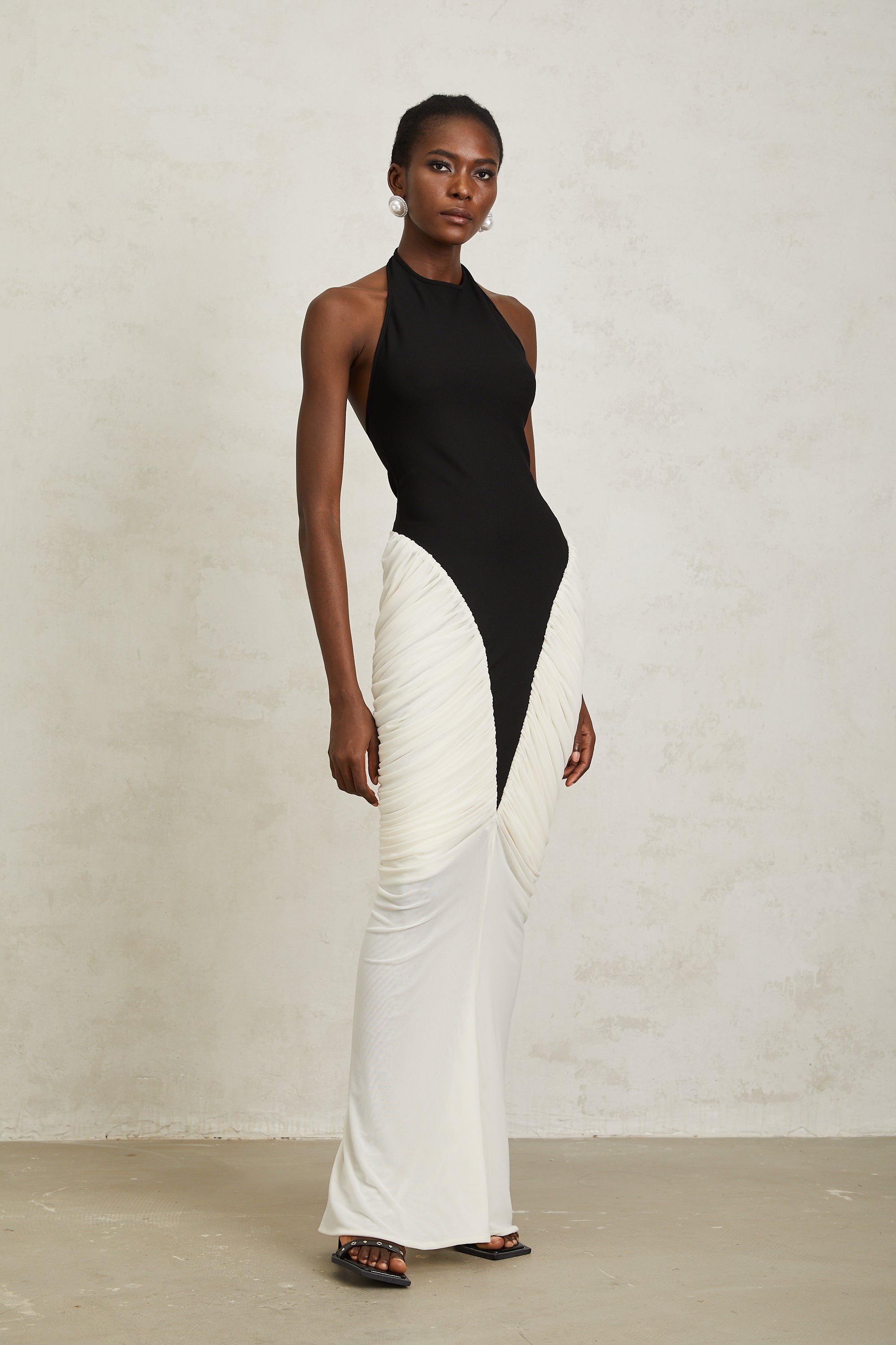 Jadeschwarzes, gerüschtes Neckholder-Maxi-Bodycon-Kleid