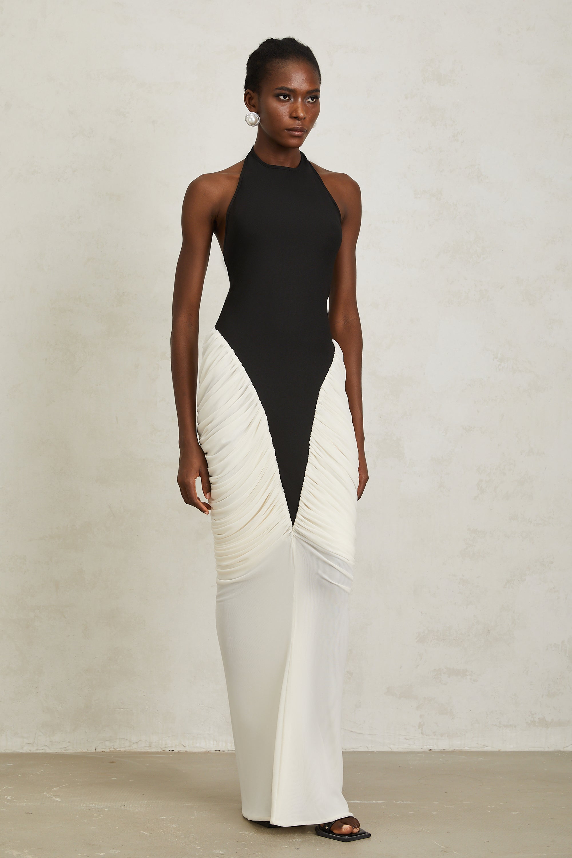 Jadeschwarzes, gerüschtes Neckholder-Maxi-Bodycon-Kleid