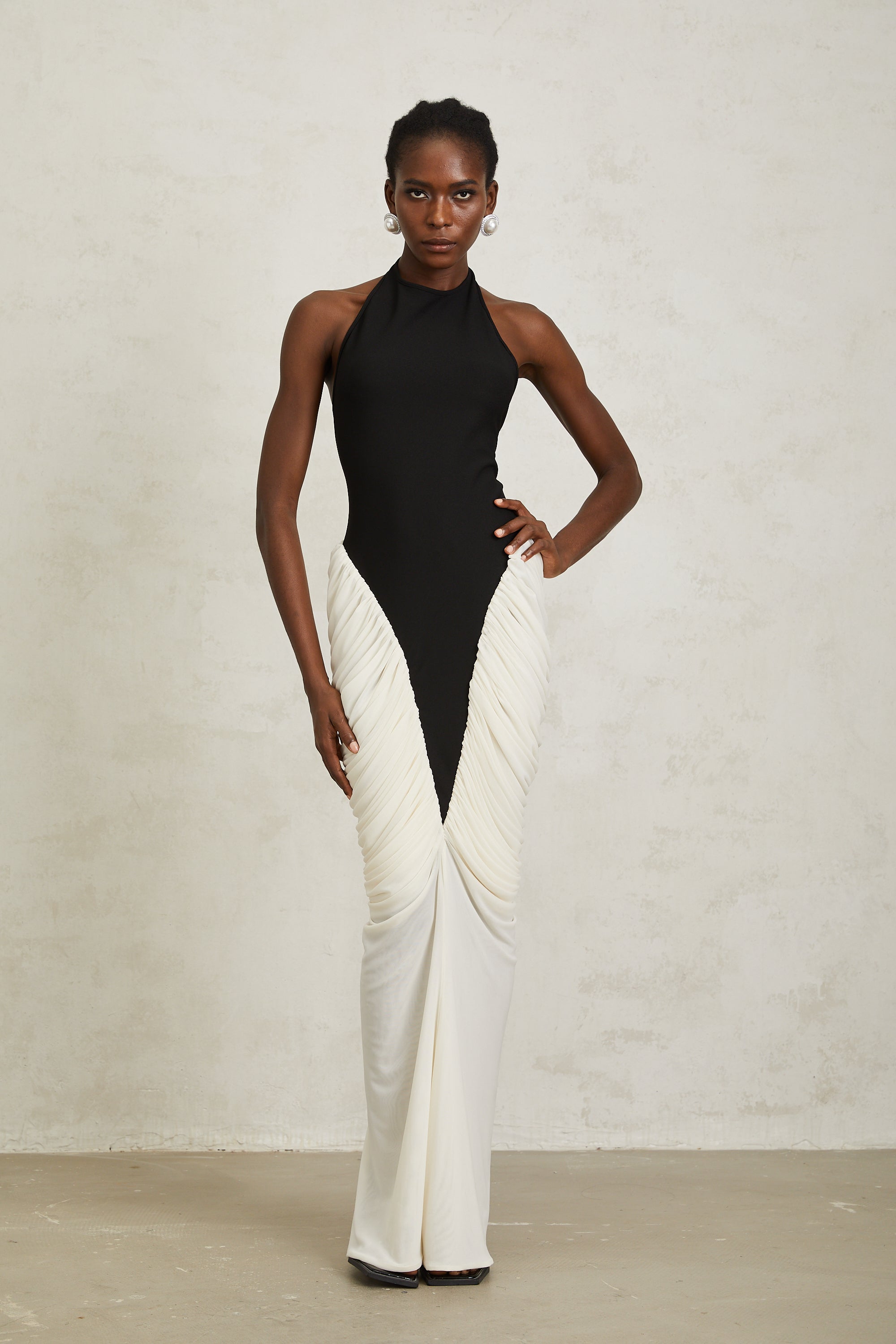 Jadeschwarzes, gerüschtes Neckholder-Maxi-Bodycon-Kleid