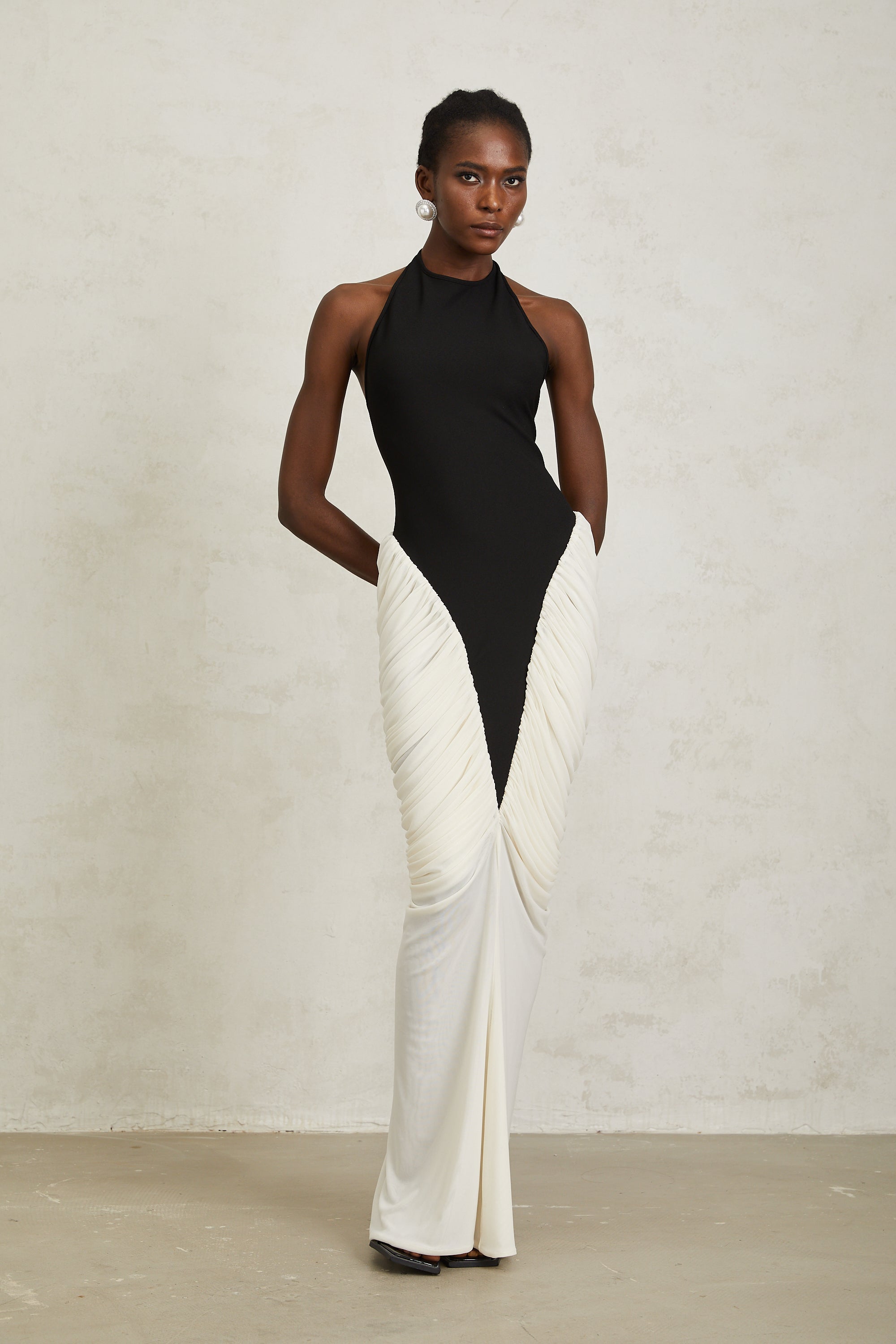 Jadeschwarzes, gerüschtes Neckholder-Maxi-Bodycon-Kleid