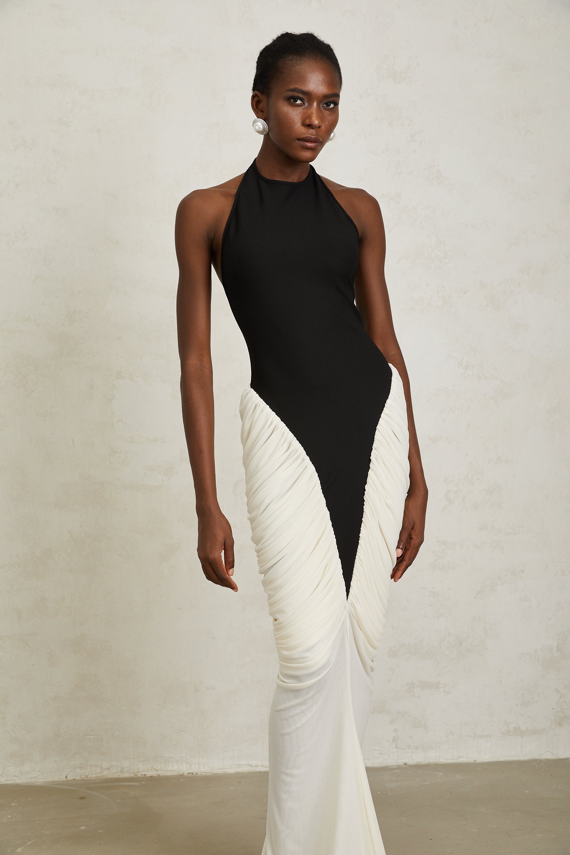 Jadeschwarzes, gerüschtes Neckholder-Maxi-Bodycon-Kleid