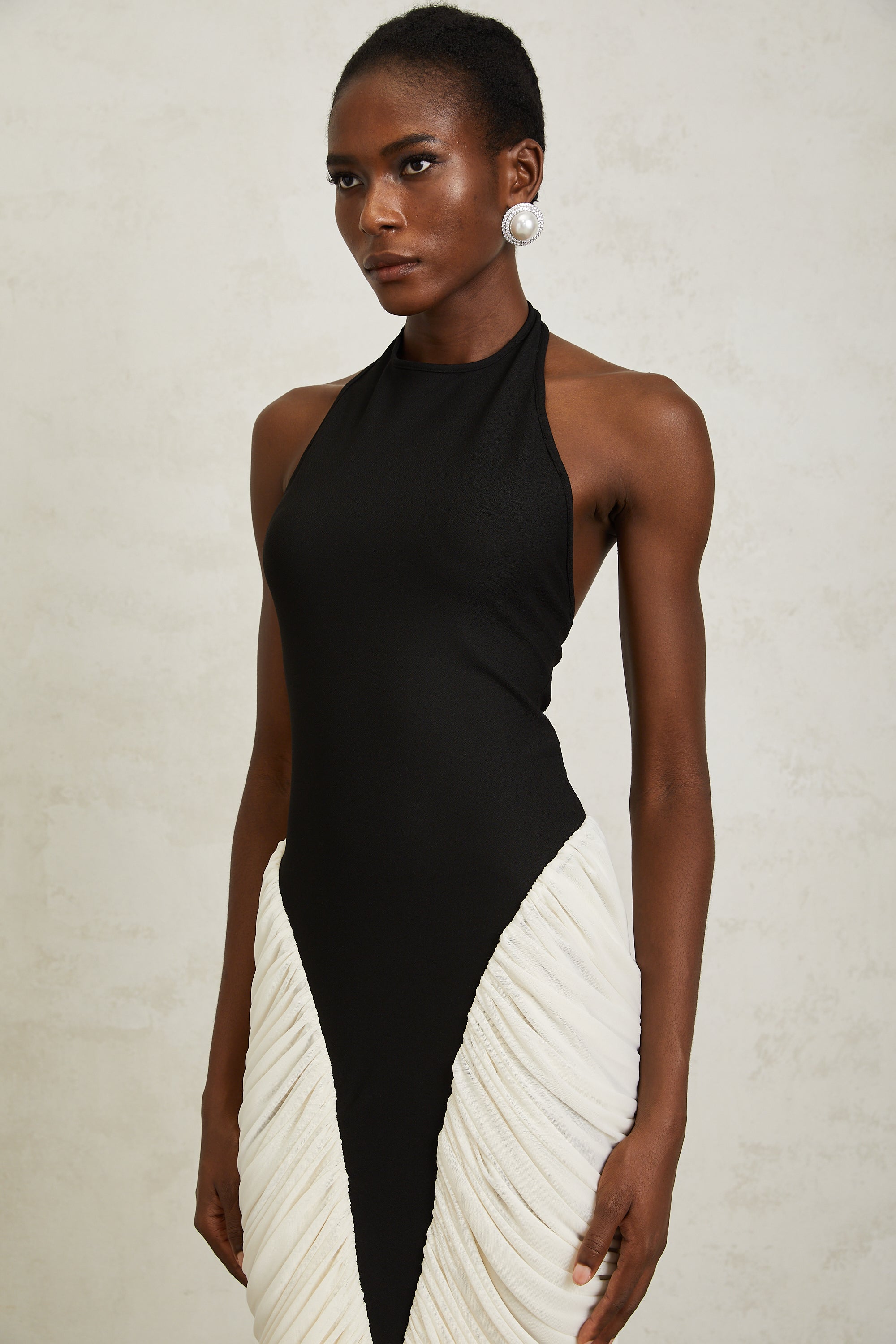 Jadeschwarzes, gerüschtes Neckholder-Maxi-Bodycon-Kleid