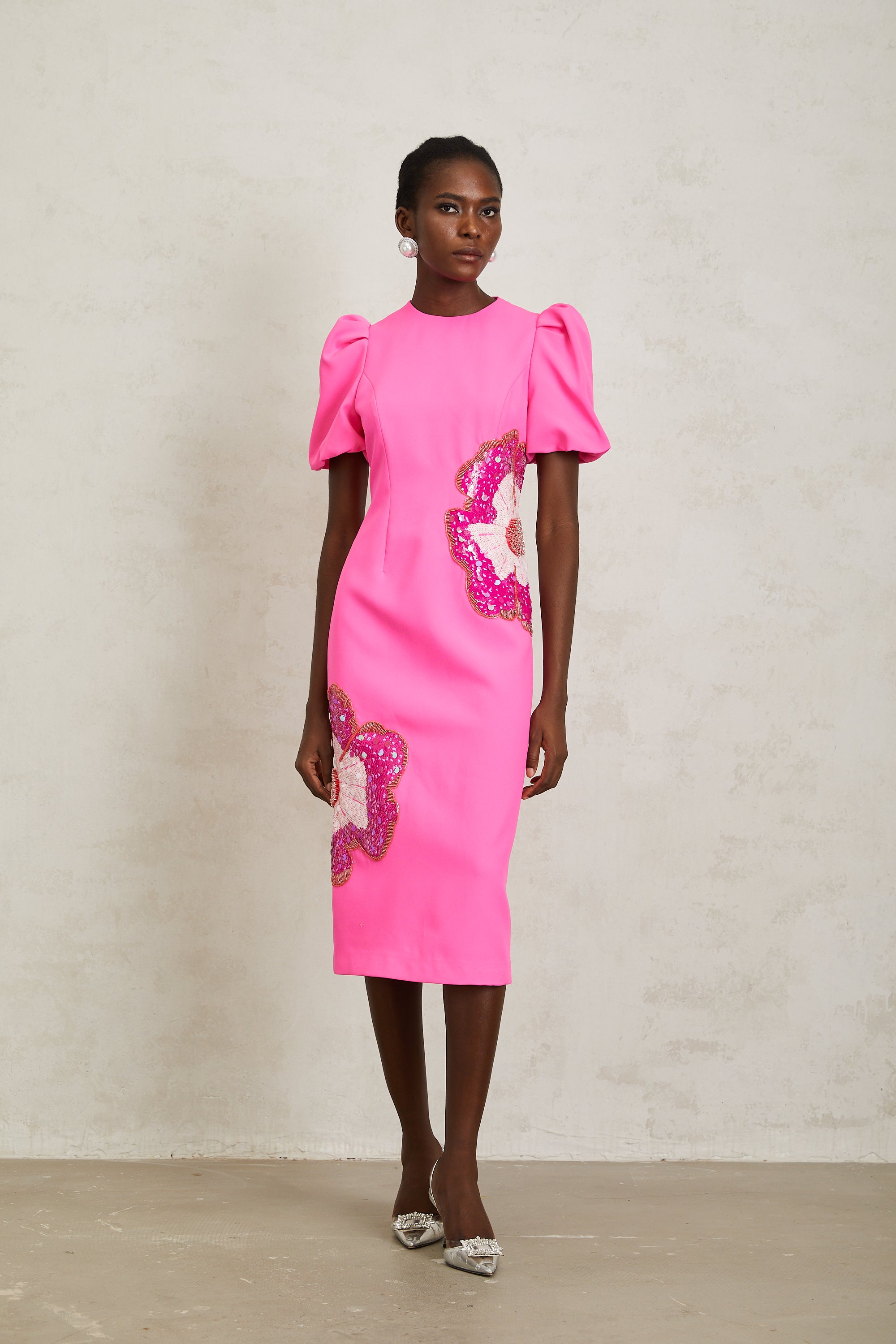 فستان أنجيلا الوردي المزين بالزهور متوسط الطول