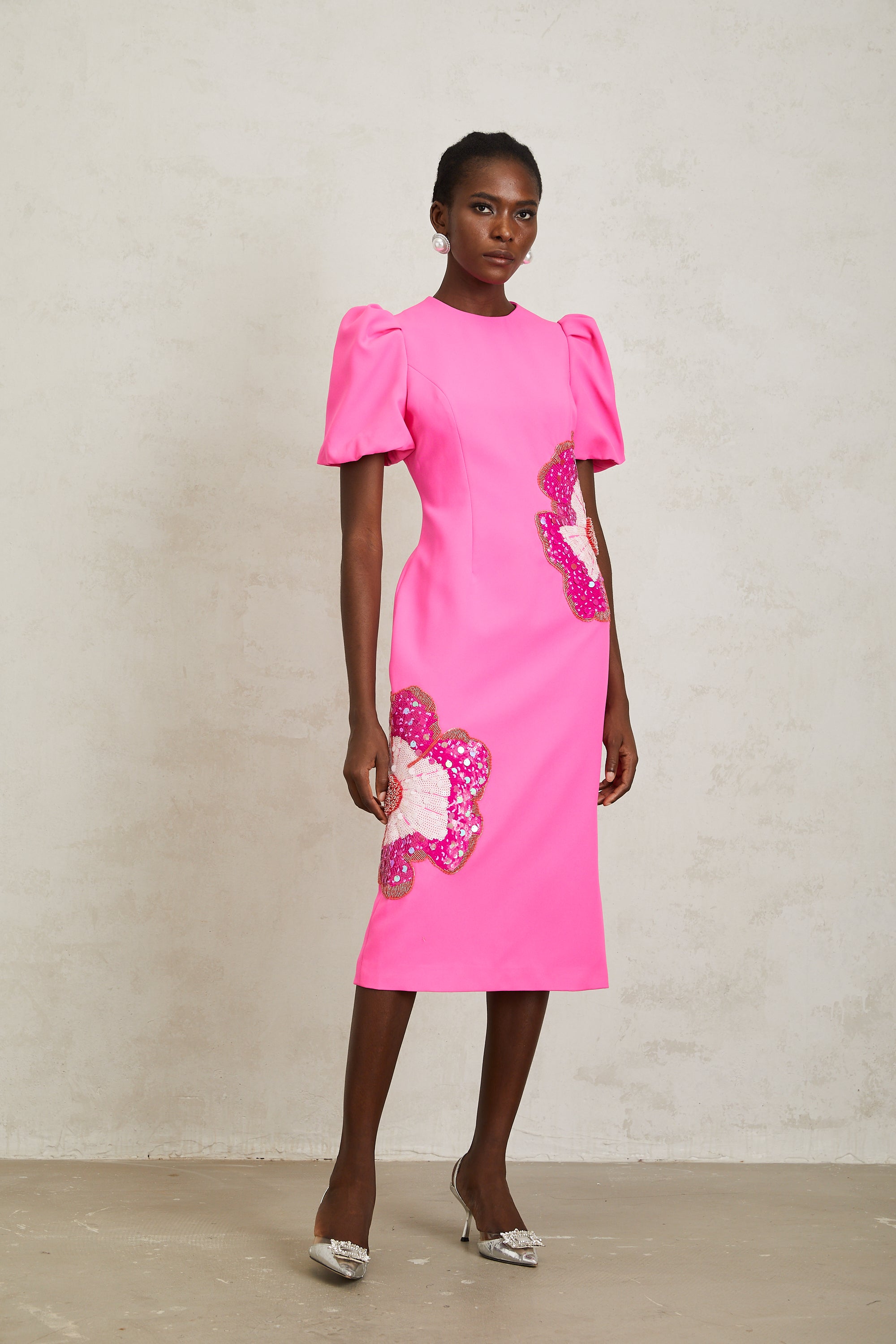 فستان أنجيلا الوردي المزين بالزهور متوسط الطول