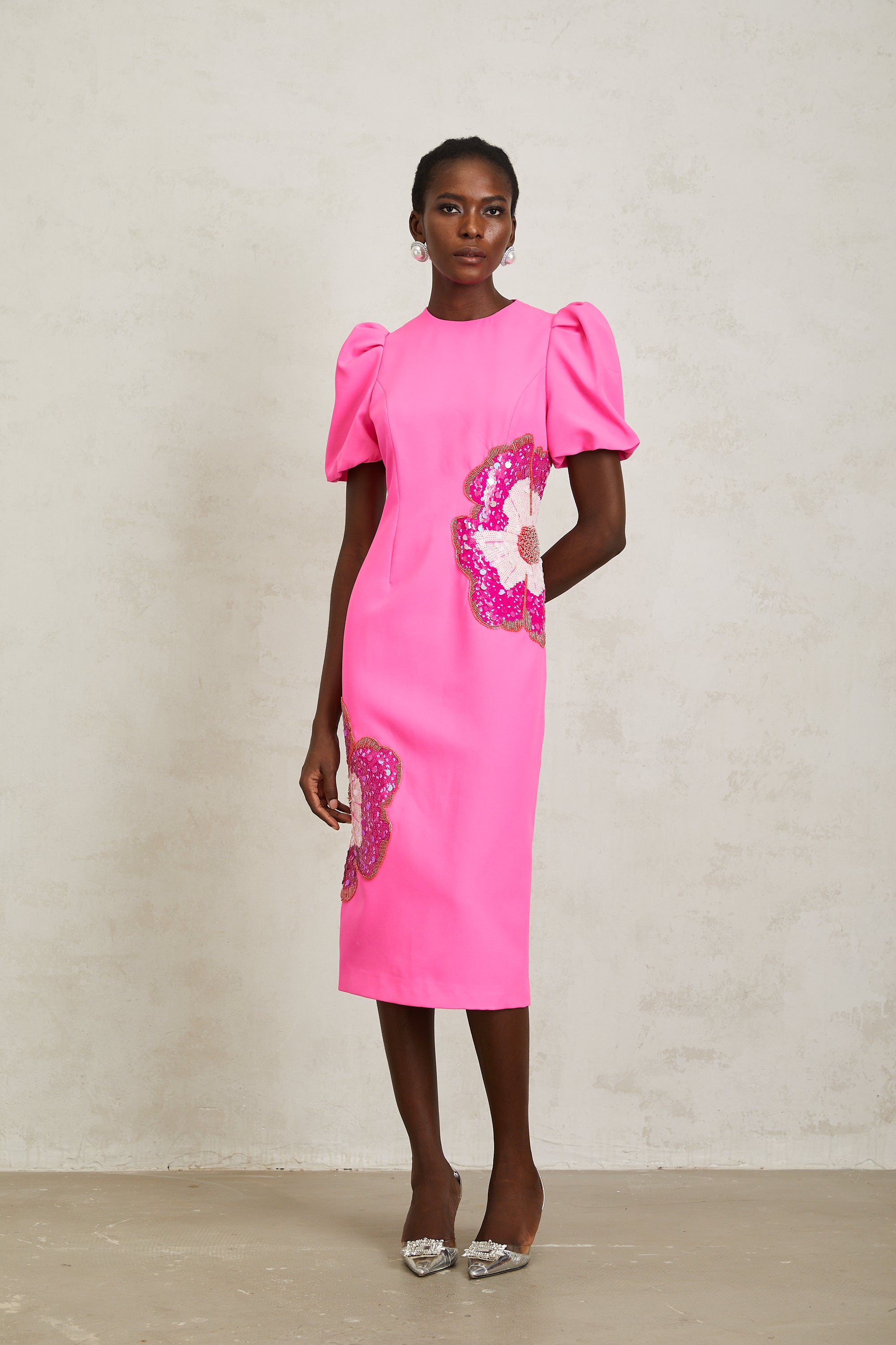 فستان أنجيلا الوردي المزين بالزهور متوسط الطول