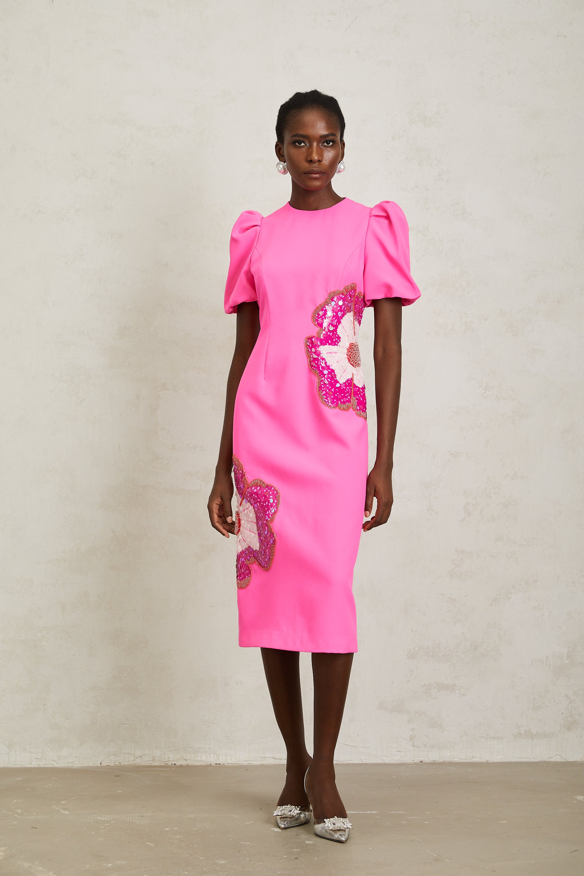 فستان أنجيلا الوردي المزين بالزهور متوسط الطول