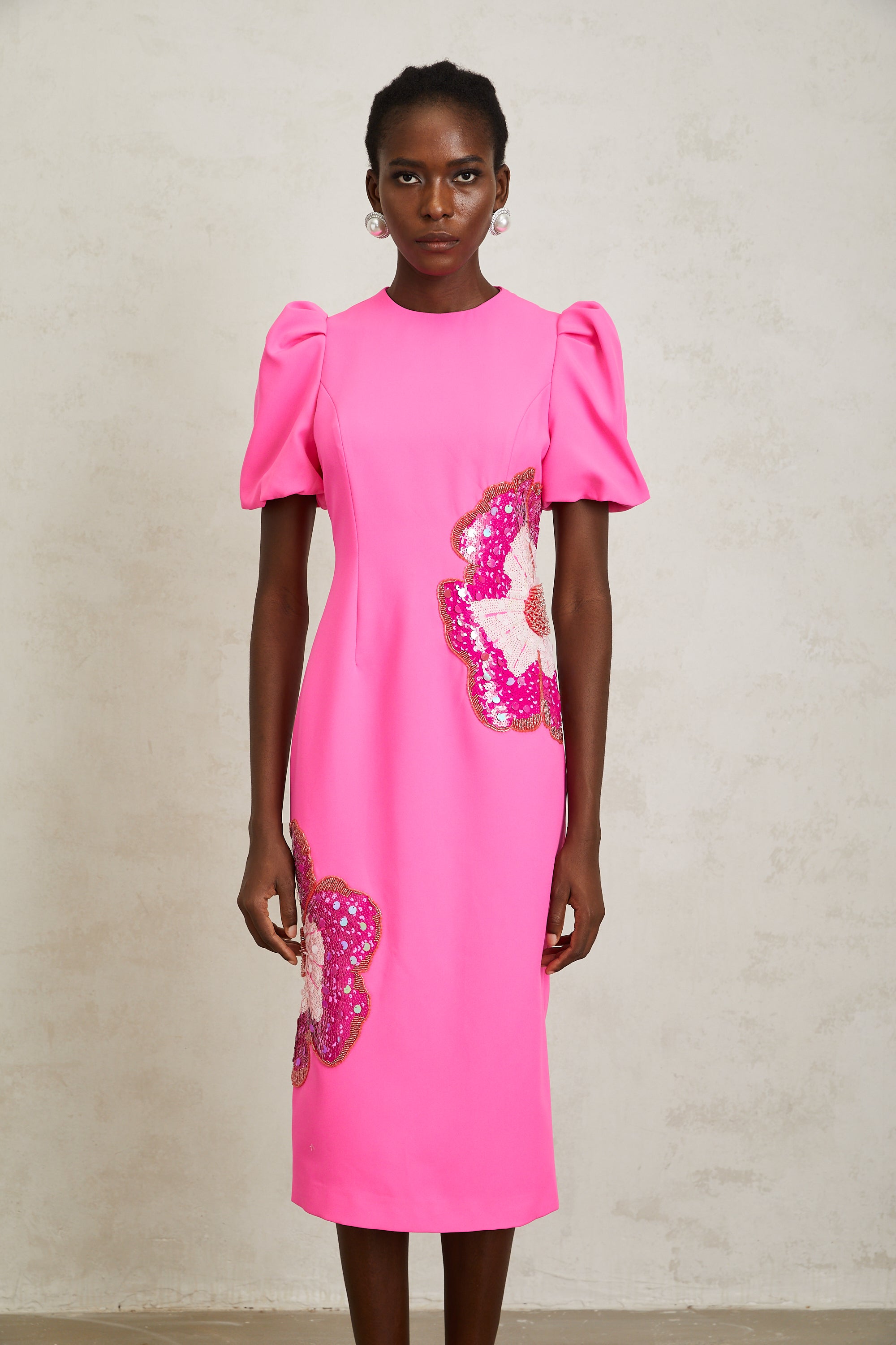 فستان أنجيلا الوردي المزين بالزهور متوسط الطول