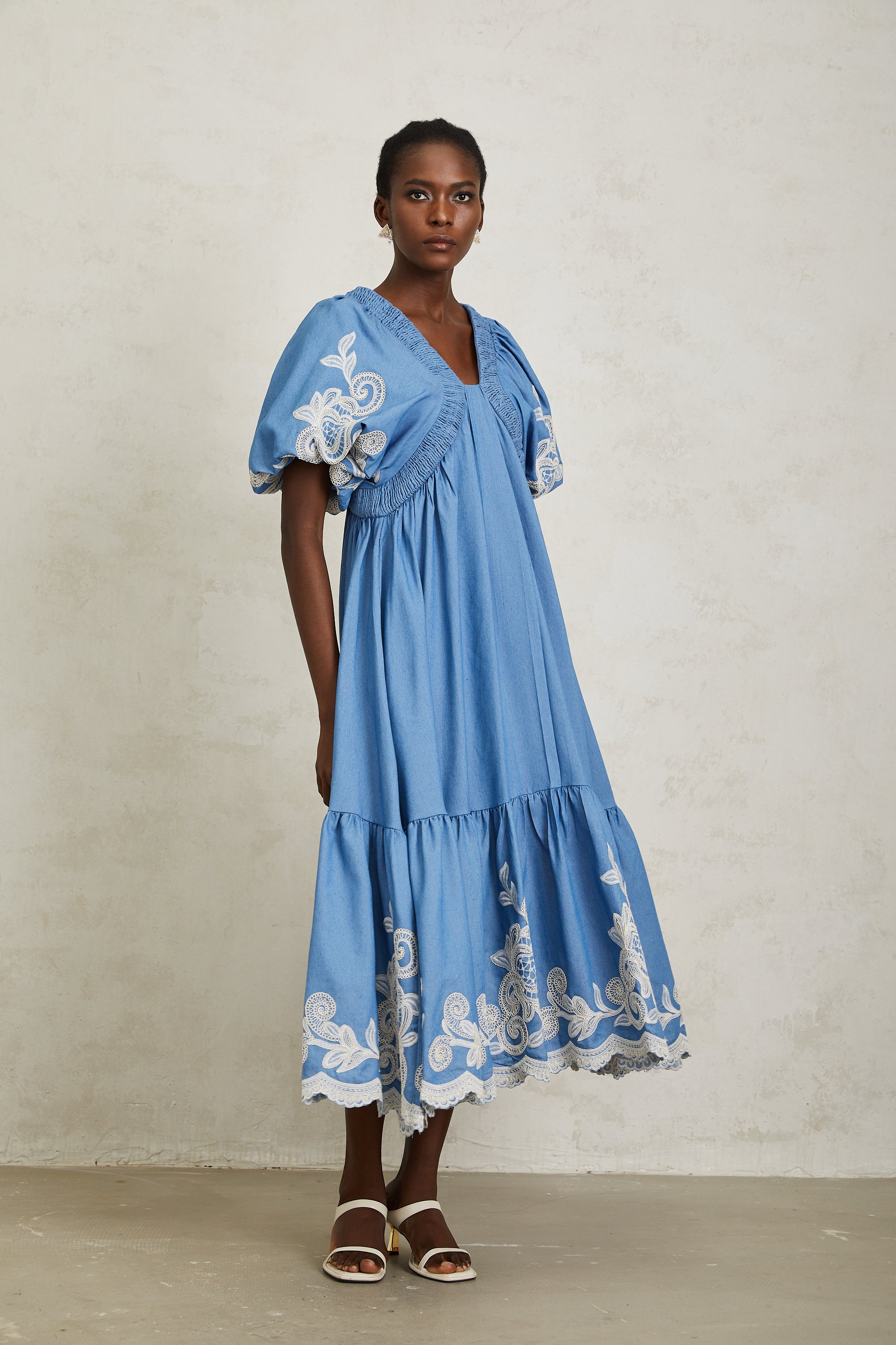 فستان هيلويز أزرق متوسط الطول مطرز بالورود