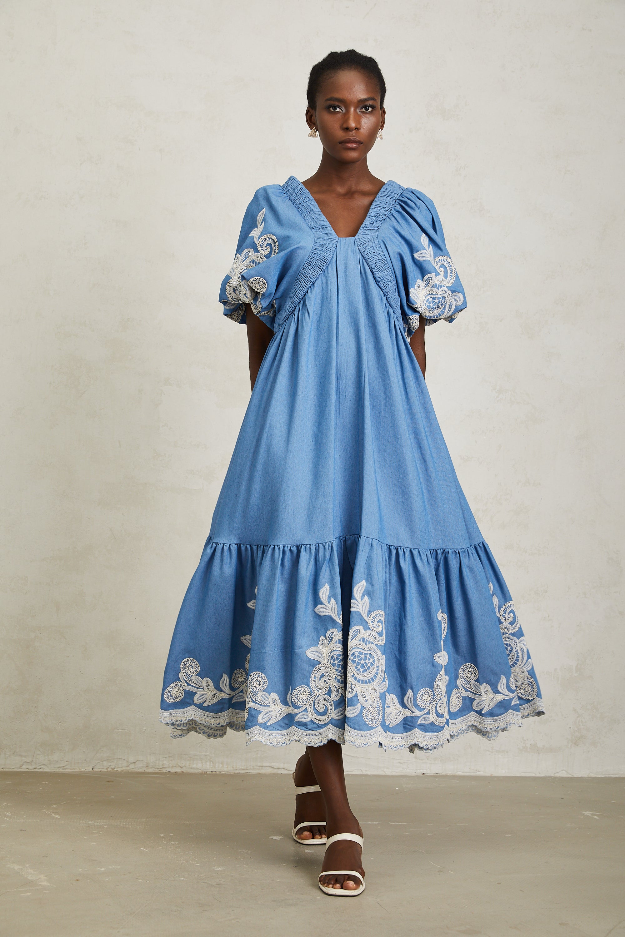 فستان هيلويز أزرق متوسط الطول مطرز بالورود