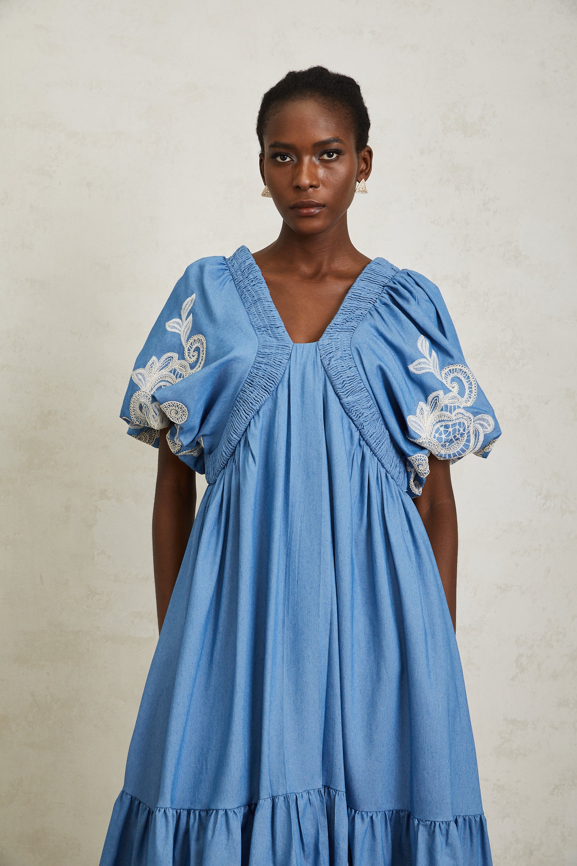 فستان هيلويز أزرق متوسط الطول مطرز بالورود