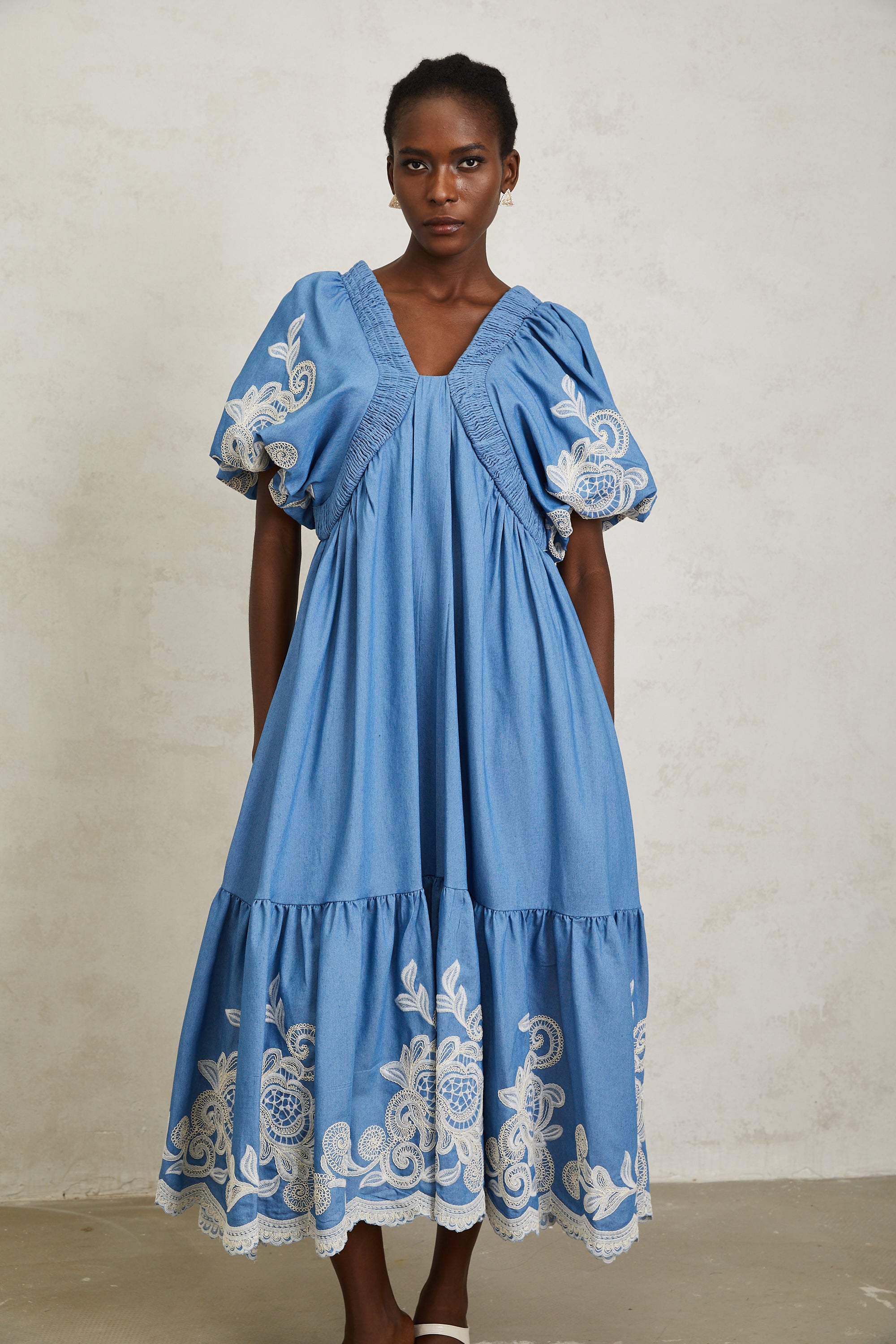 فستان هيلويز أزرق متوسط الطول مطرز بالورود