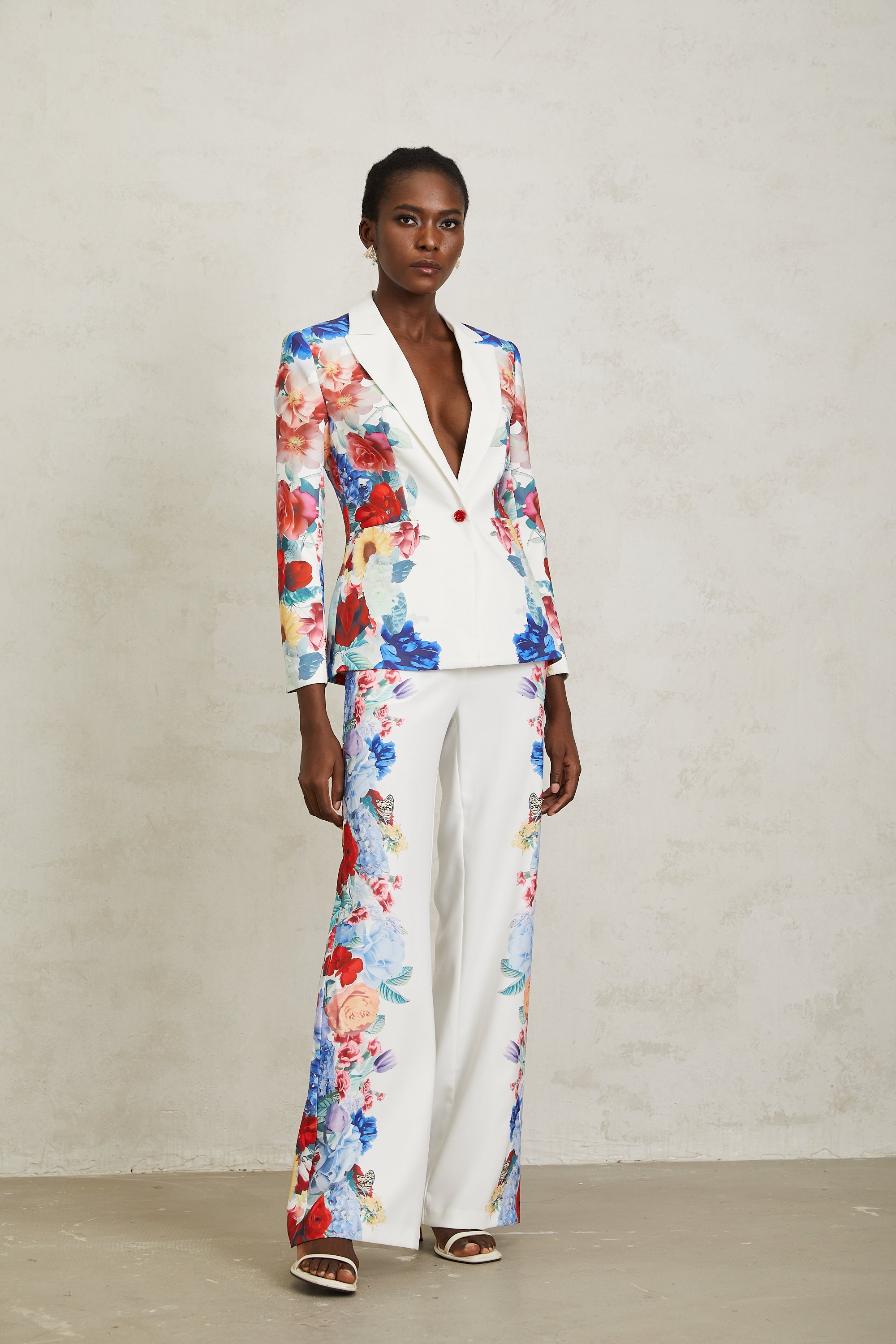 Lison Set aus Blazer und Hose mit Blumenmuster in Weiß