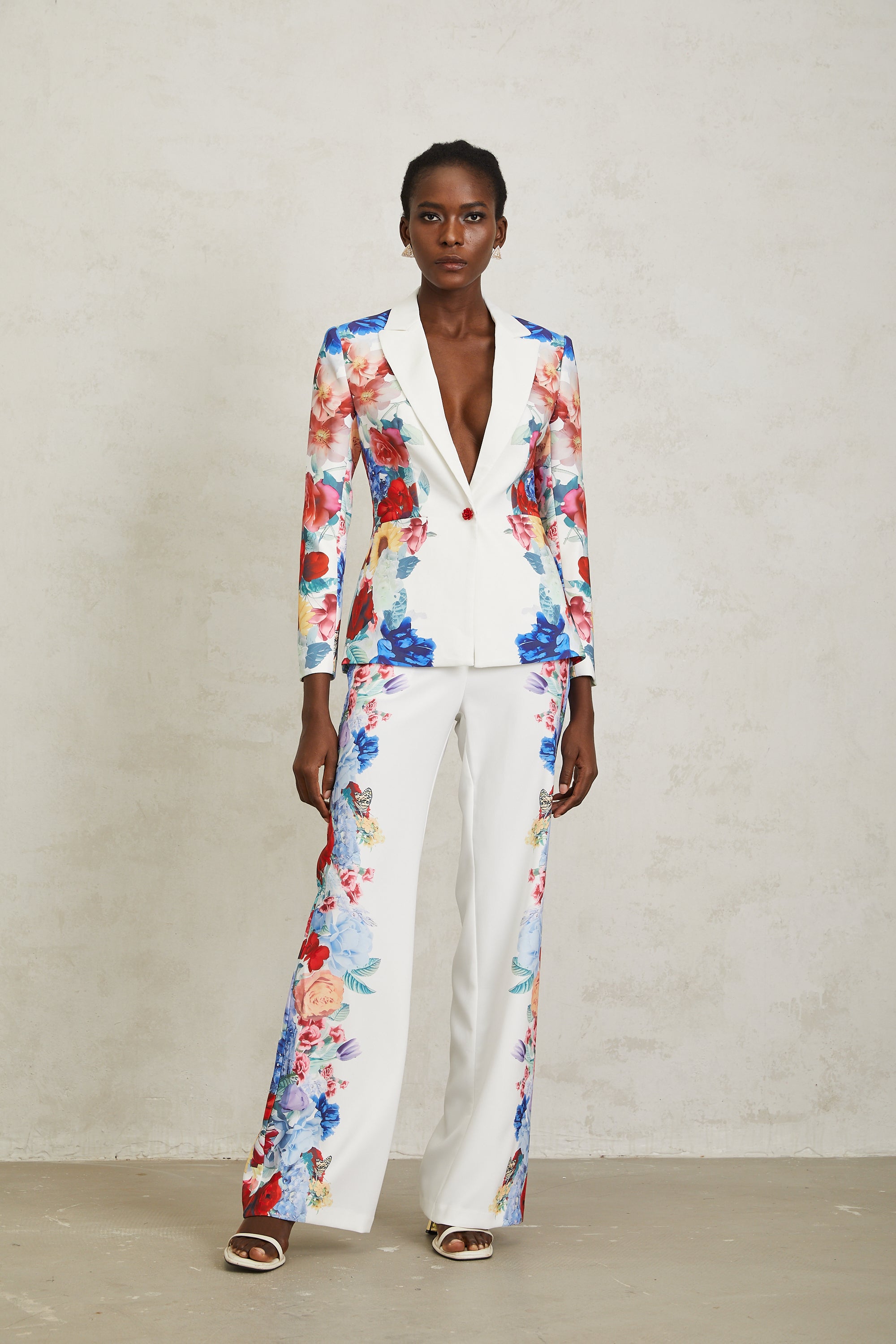 Lison Set aus Blazer und Hose mit Blumenmuster in Weiß