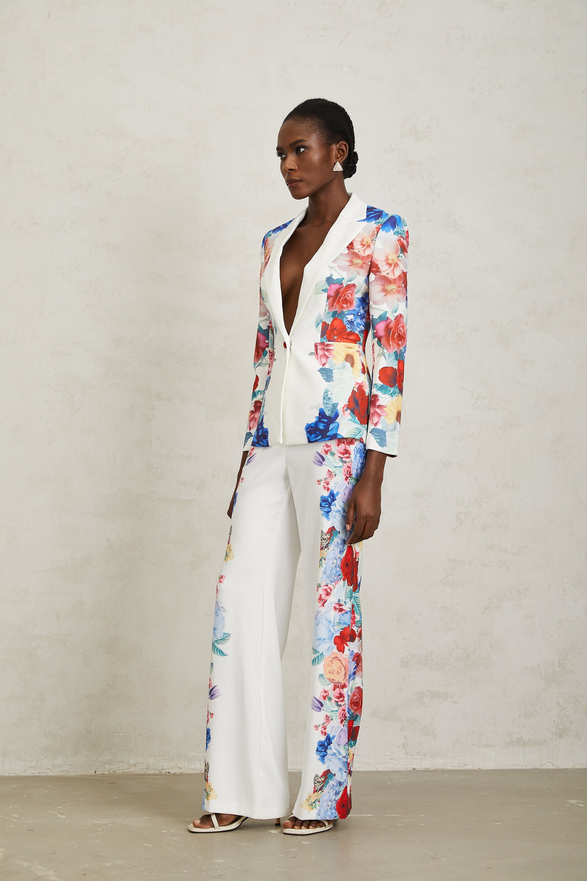 Lison Set aus Blazer und Hose mit Blumenmuster in Weiß