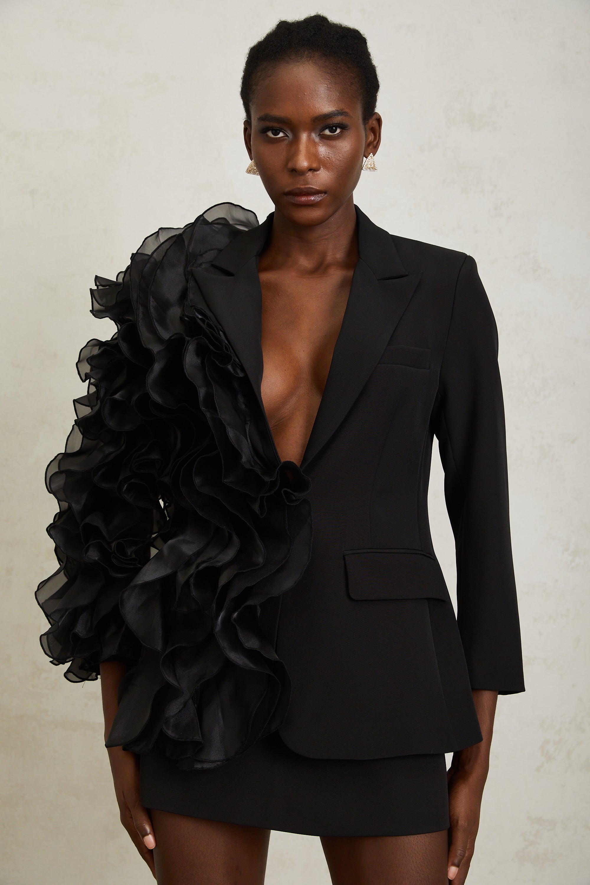 Justine – Schwarzer Blazer mit Rüschen und Tülleinsatz