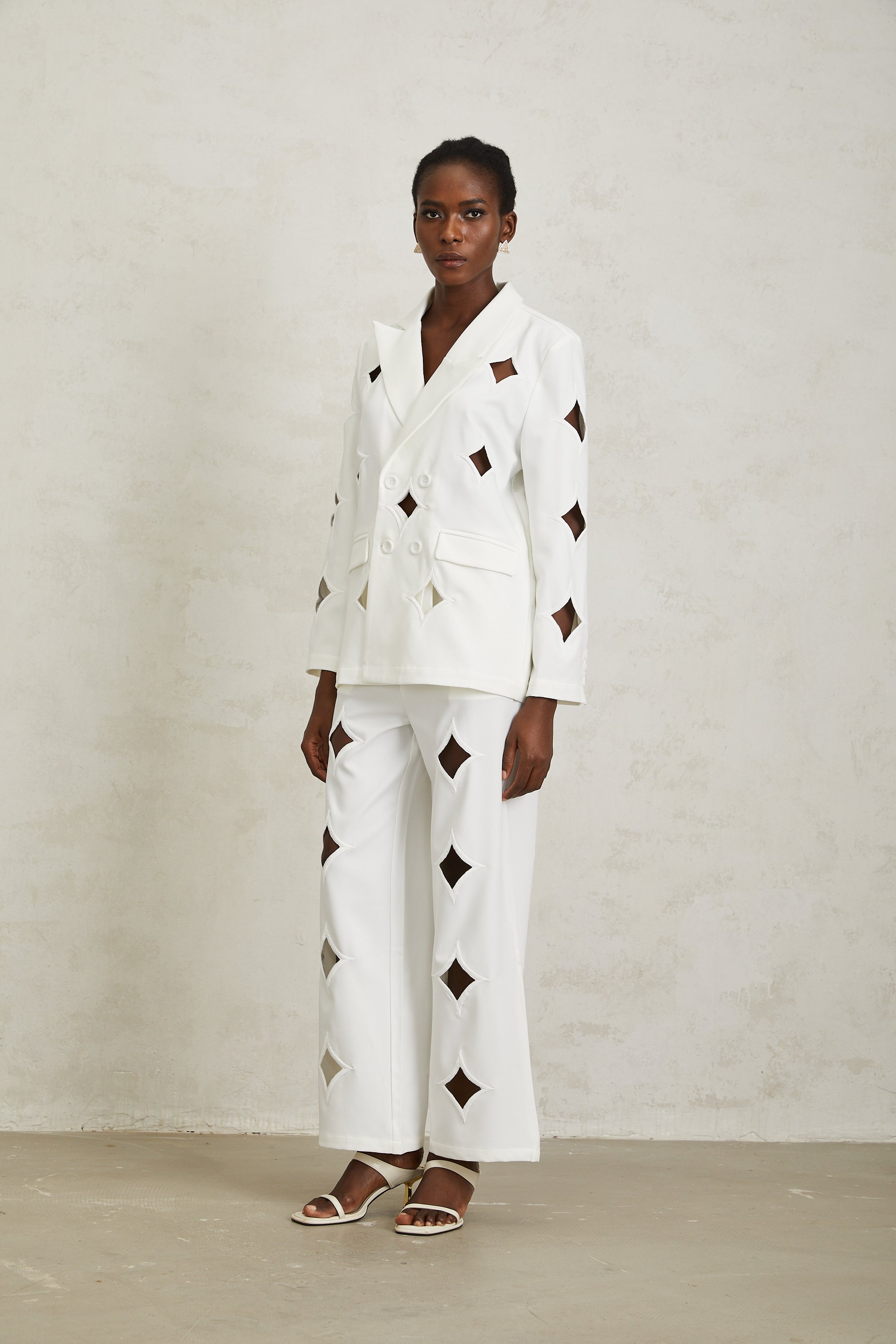 طقم فيكتوريا وايت المتناسق المقطوع على شكل نجمة