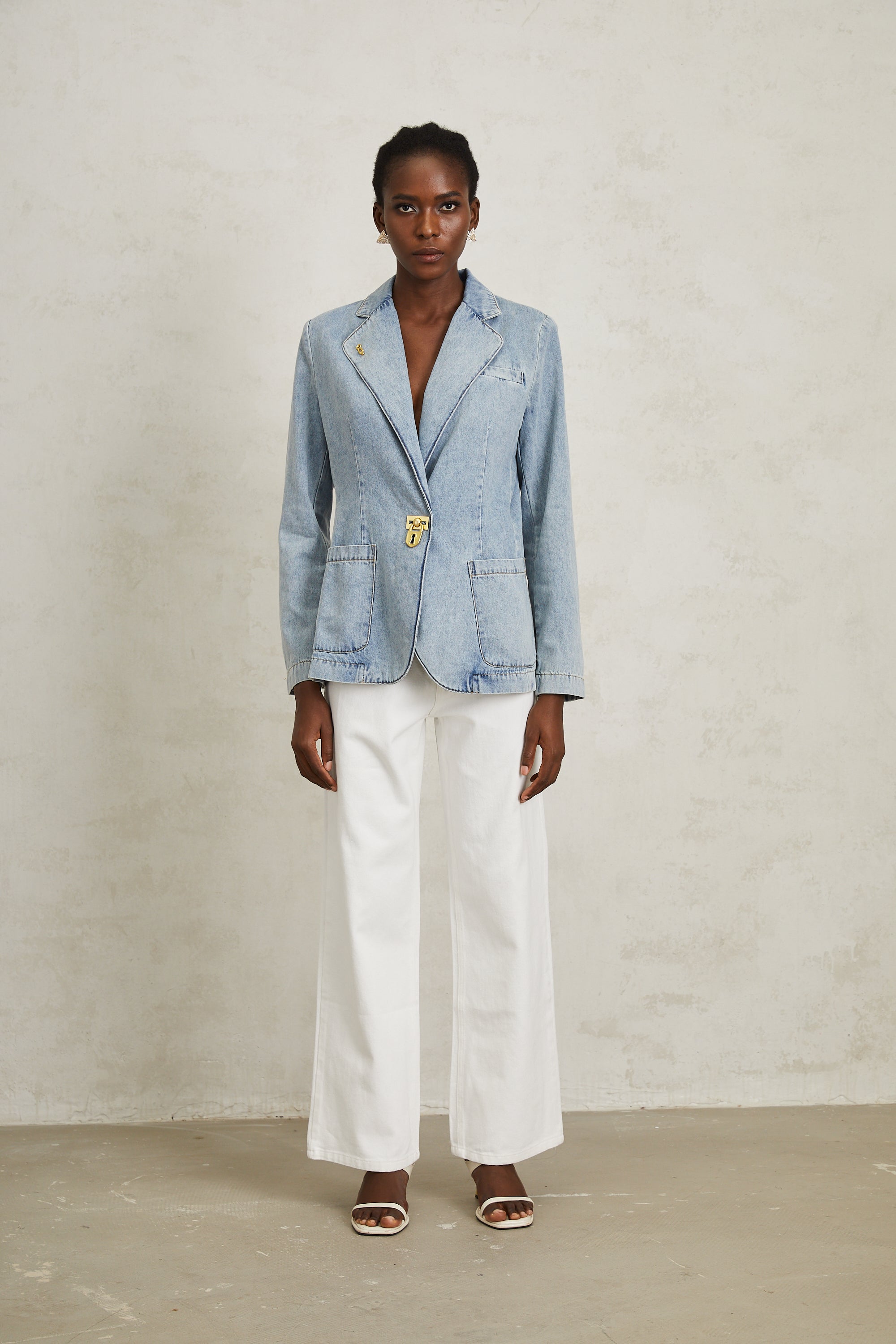 سترة جينز من ليونيد بلو بتفاصيل قفل