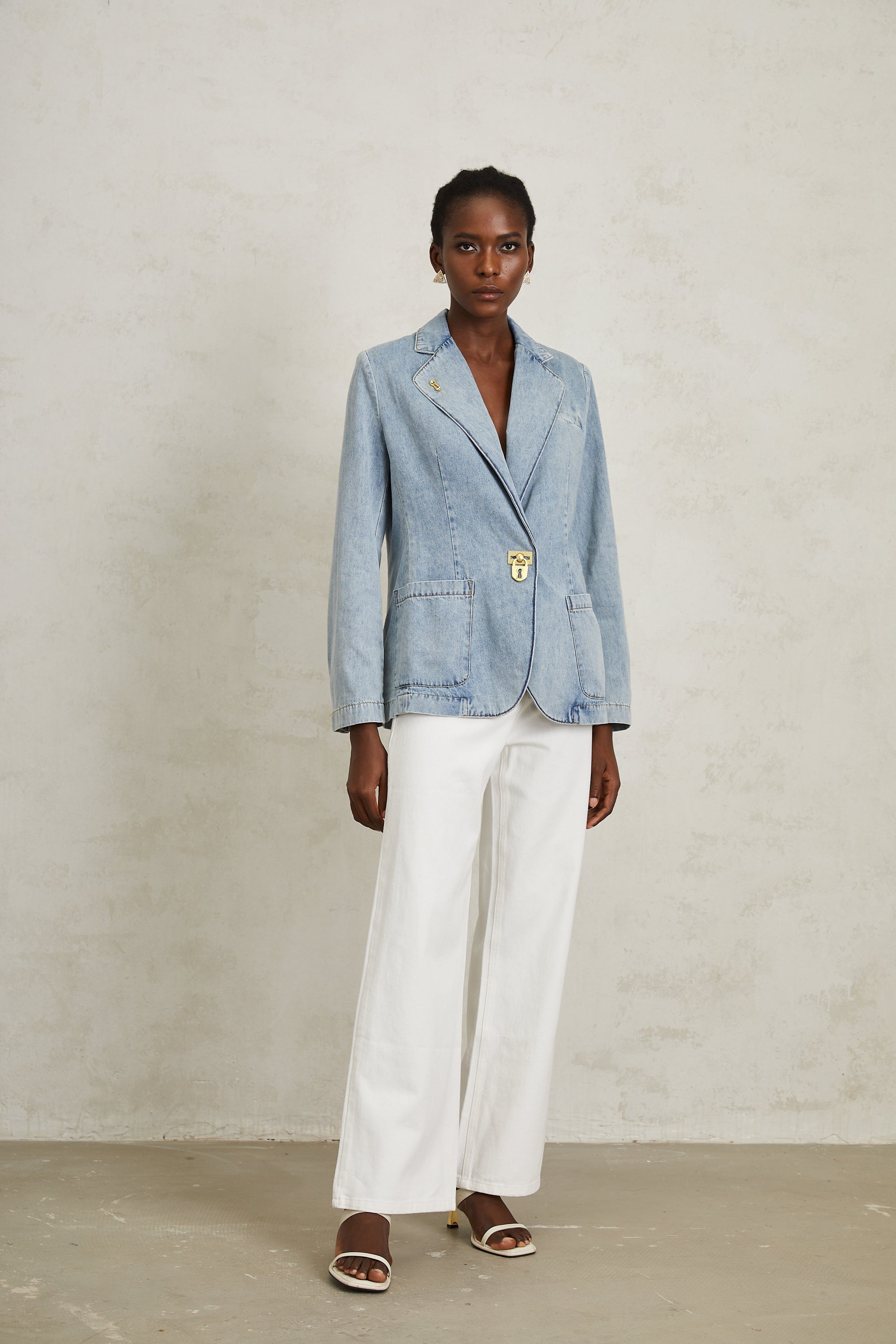 سترة جينز من ليونيد بلو بتفاصيل قفل