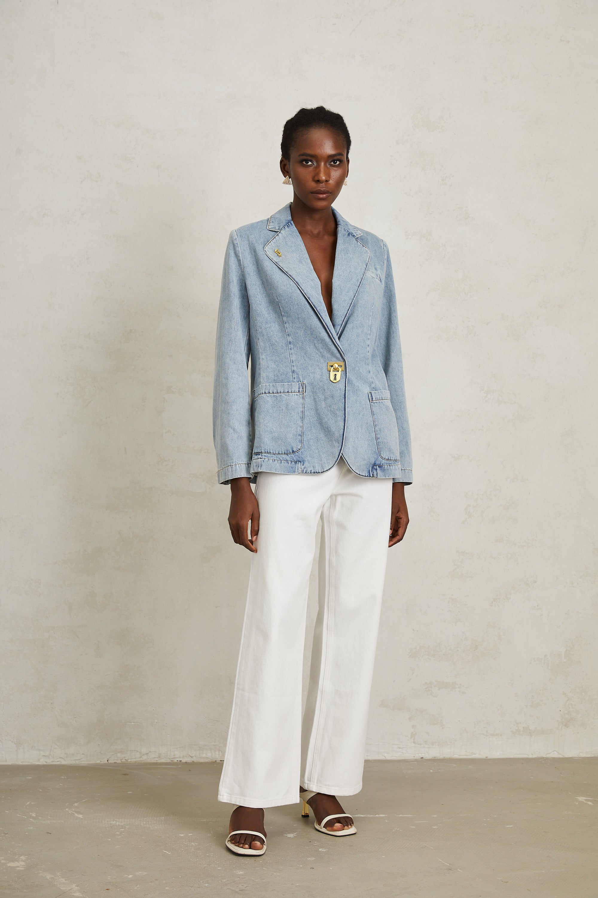 سترة جينز من ليونيد بلو بتفاصيل قفل