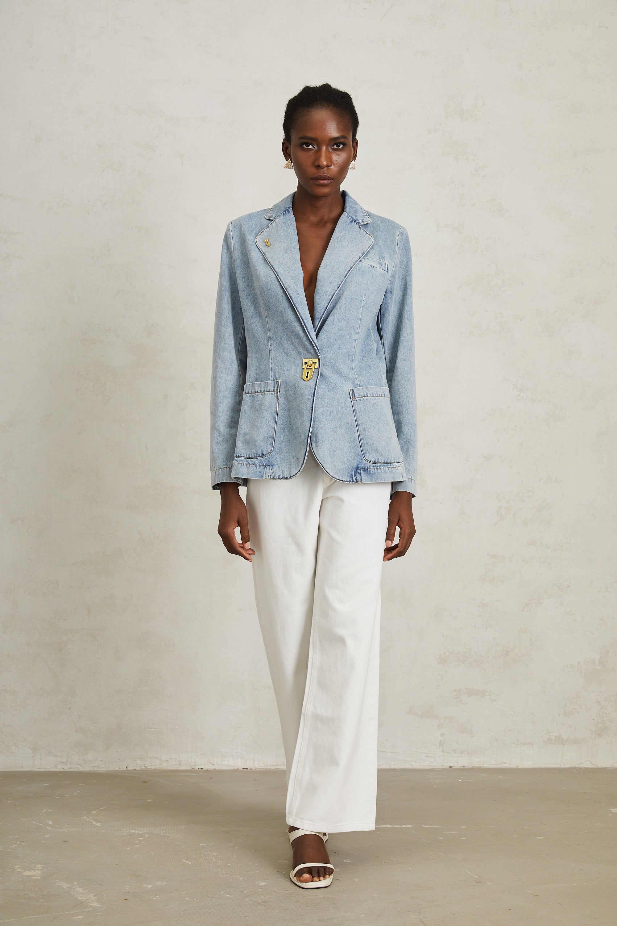 سترة جينز من ليونيد بلو بتفاصيل قفل