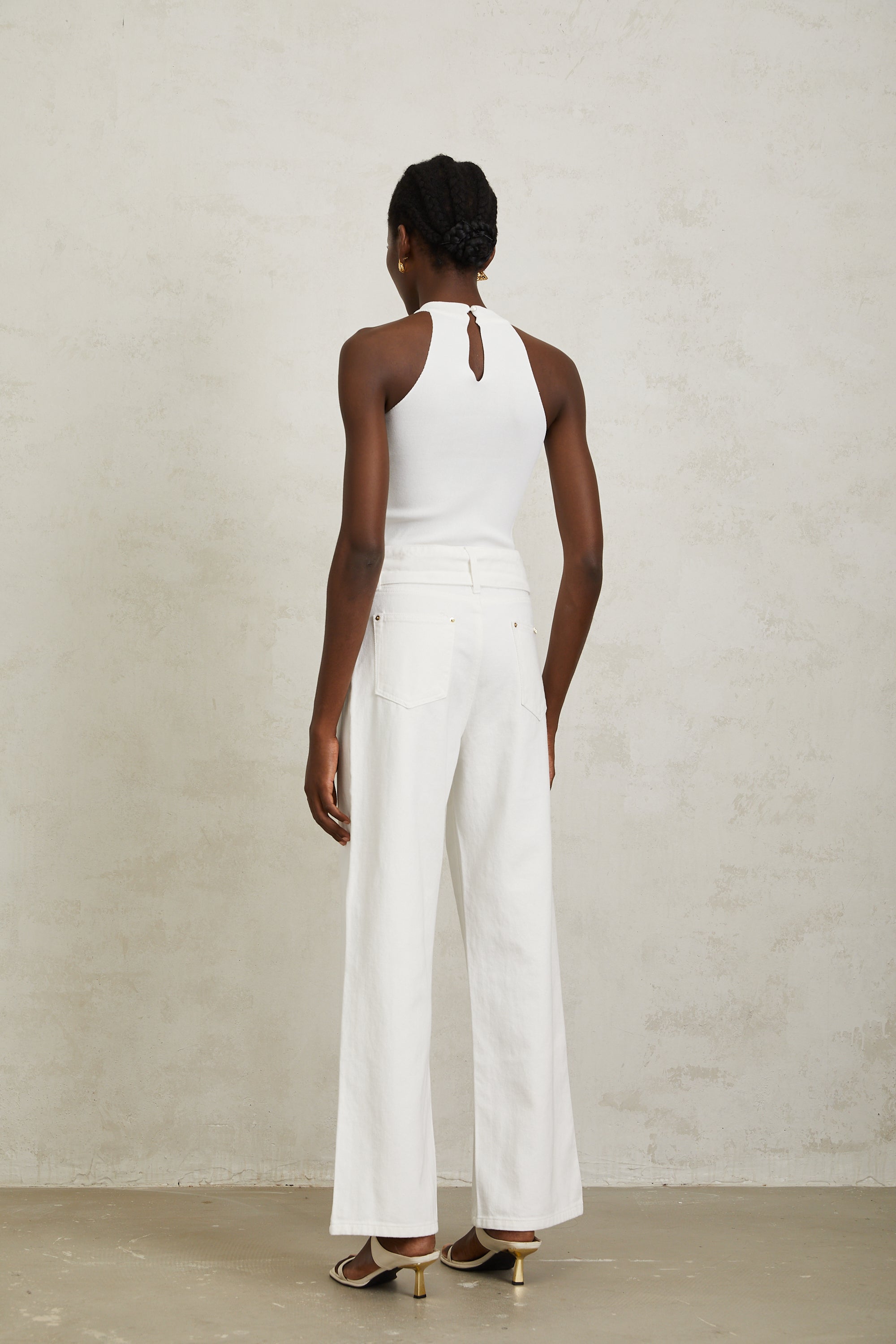 بلوزة نولوين بيضاء محبوكة ثلاثية الأبعاد