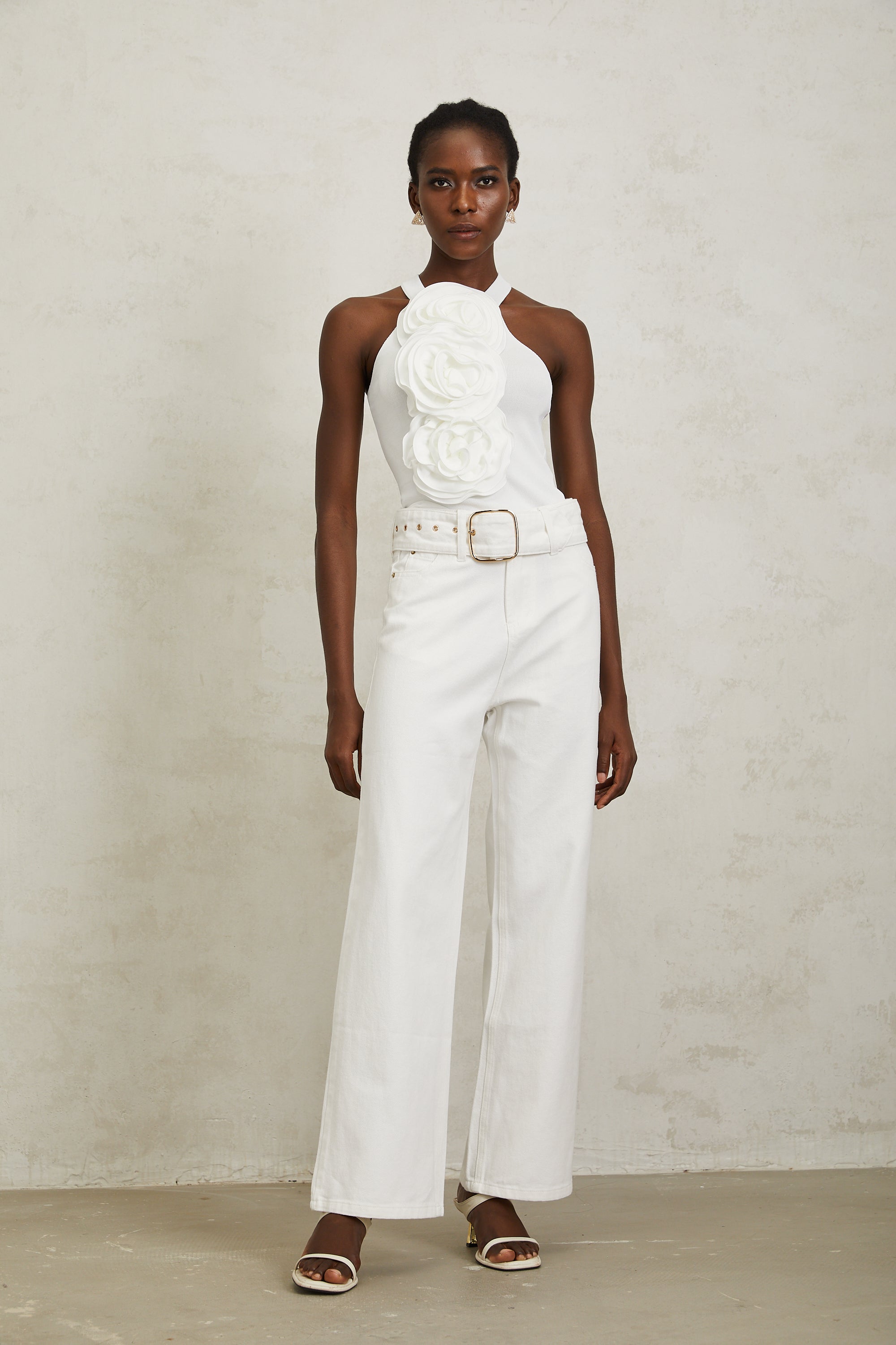 بلوزة نولوين بيضاء محبوكة ثلاثية الأبعاد