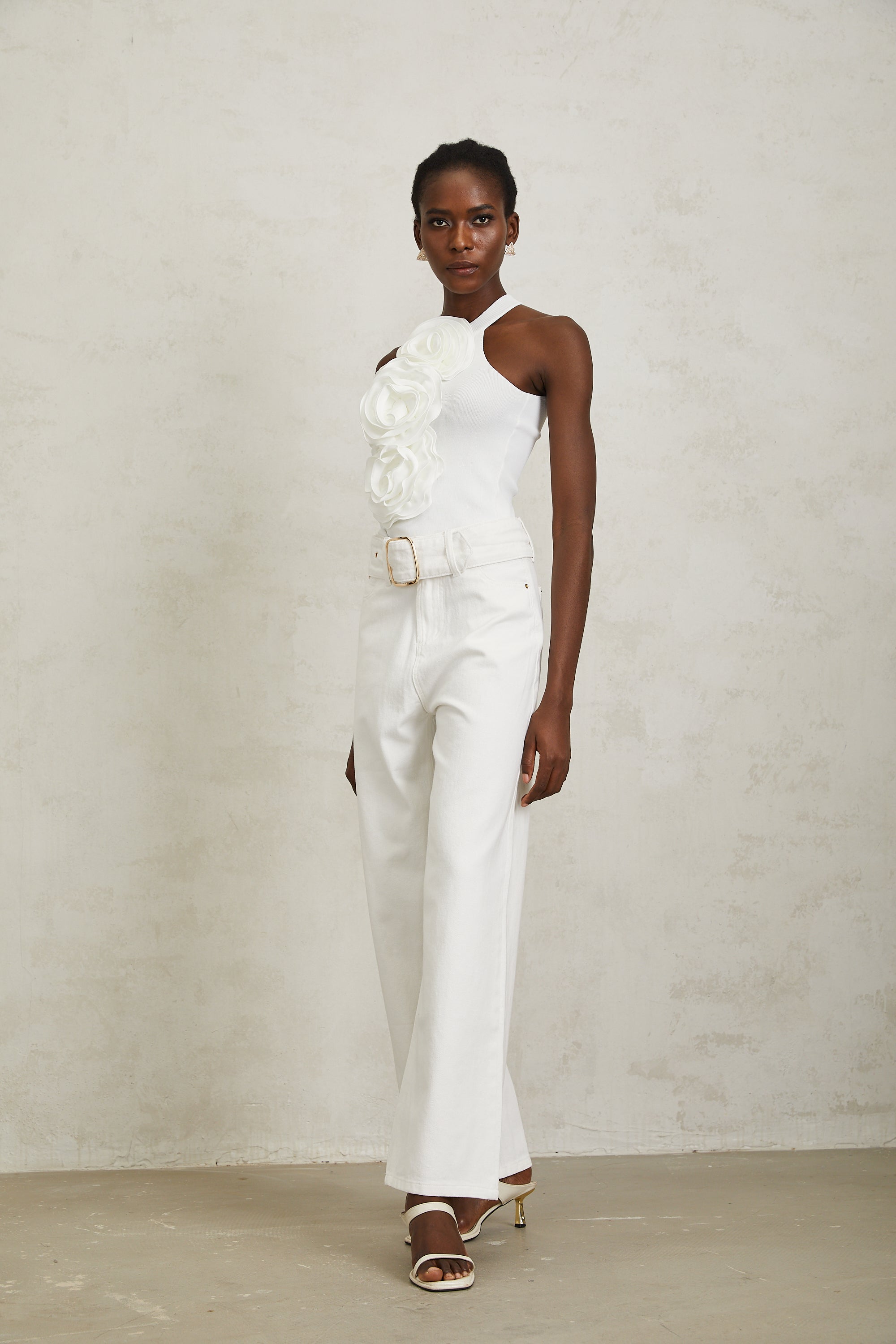 بلوزة نولوين بيضاء محبوكة ثلاثية الأبعاد