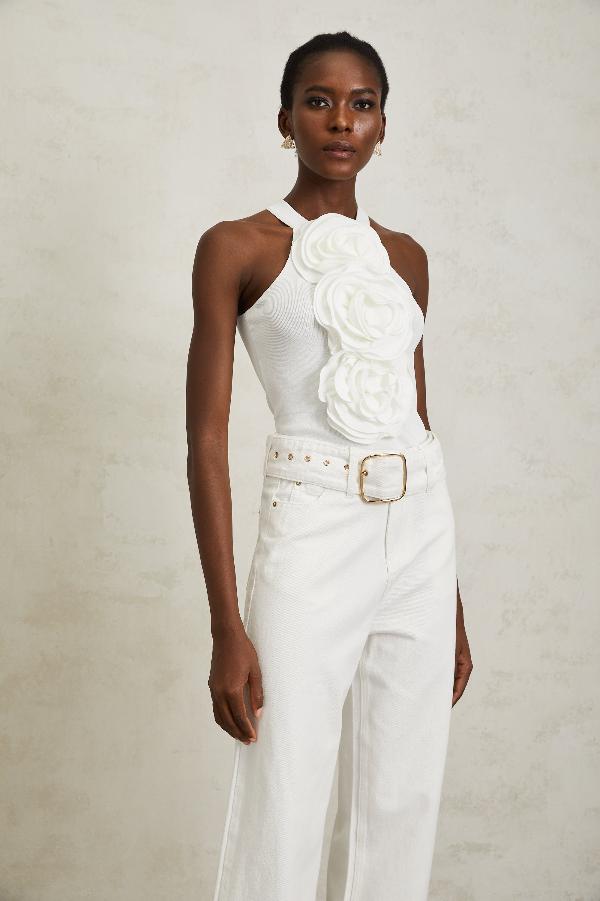 بلوزة نولوين بيضاء محبوكة ثلاثية الأبعاد