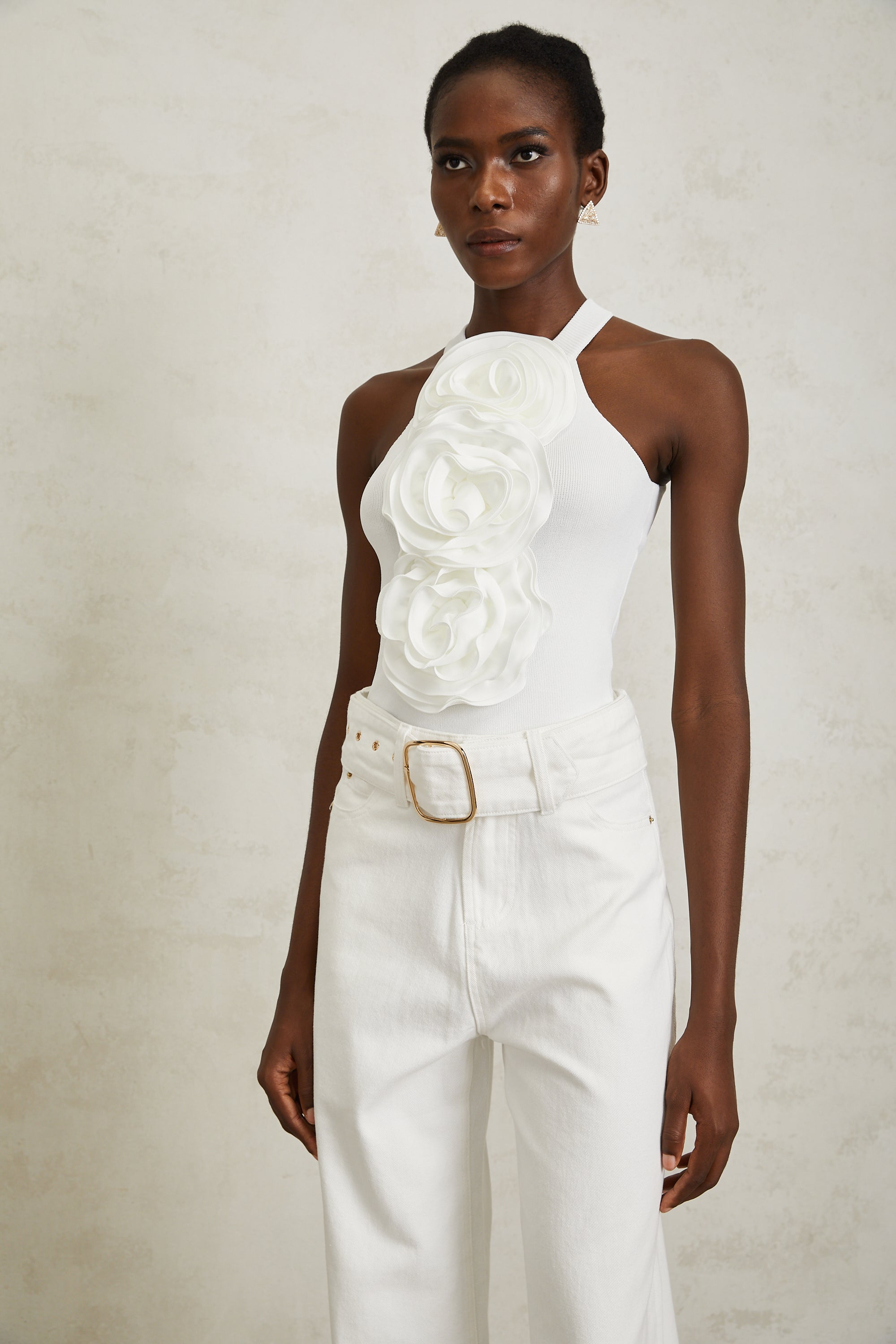 بلوزة نولوين بيضاء محبوكة ثلاثية الأبعاد