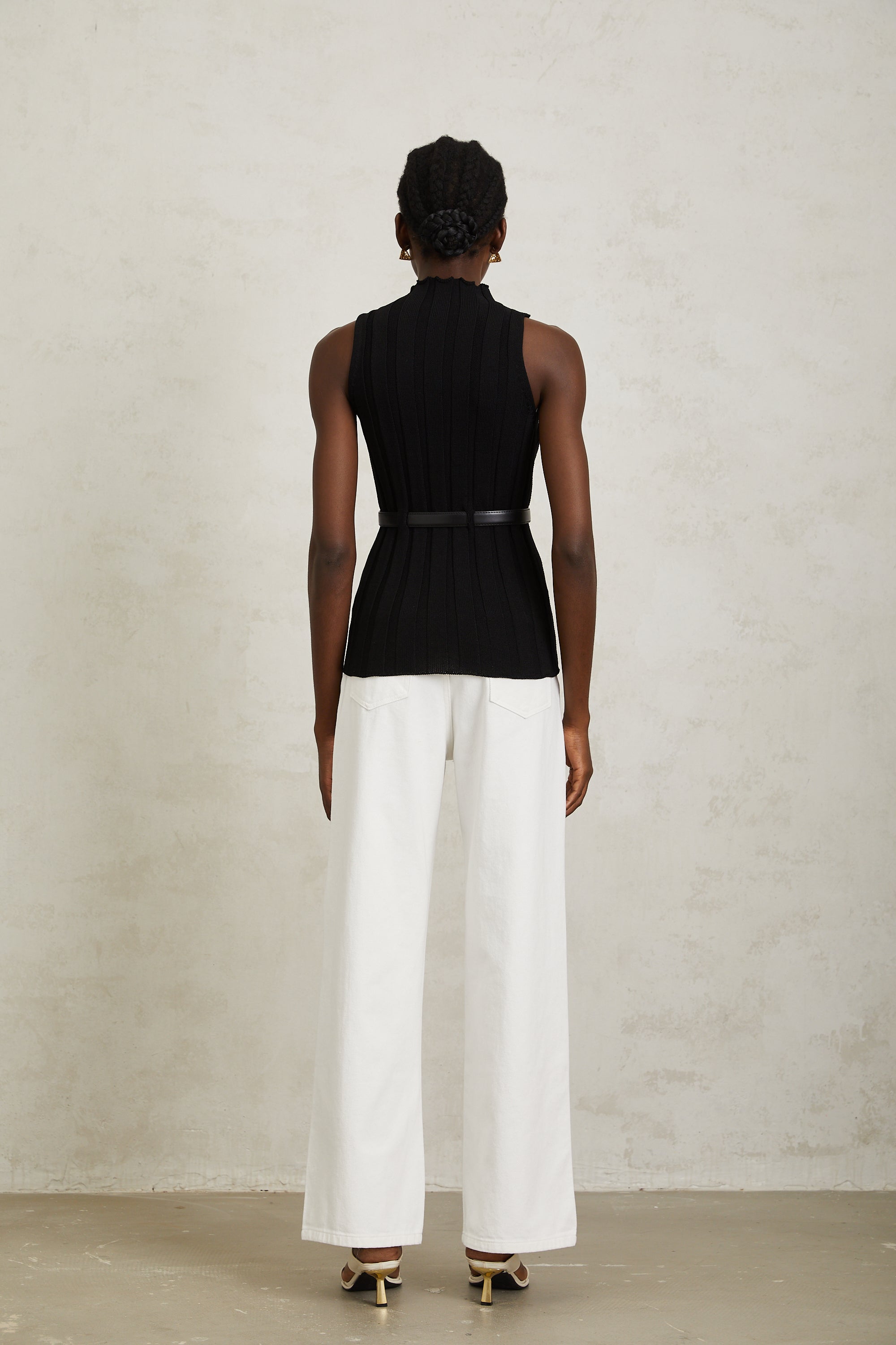 Maelle – Schwarzes, geripptes Strickoberteil mit Gürtel