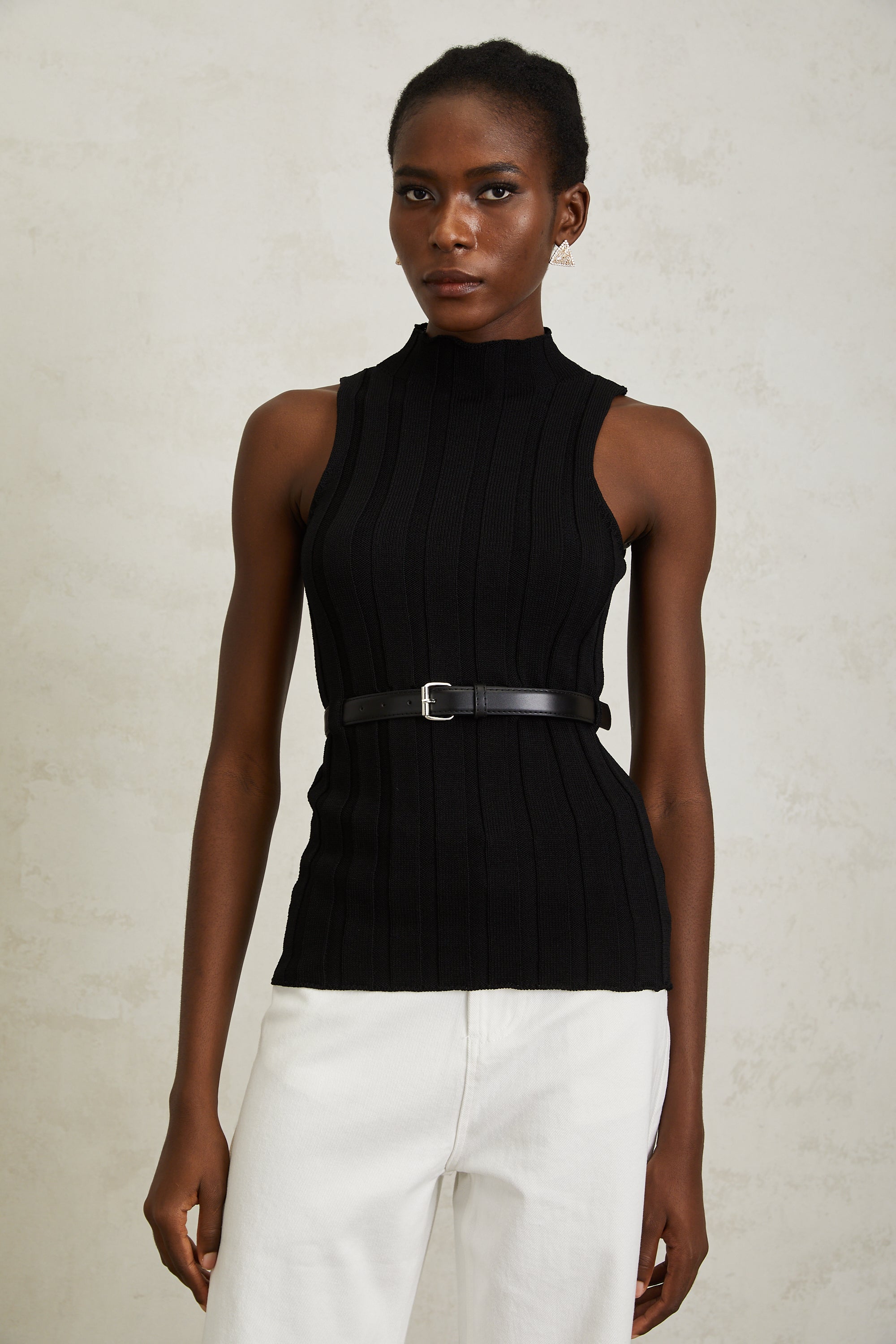 Maelle – Schwarzes, geripptes Strickoberteil mit Gürtel
