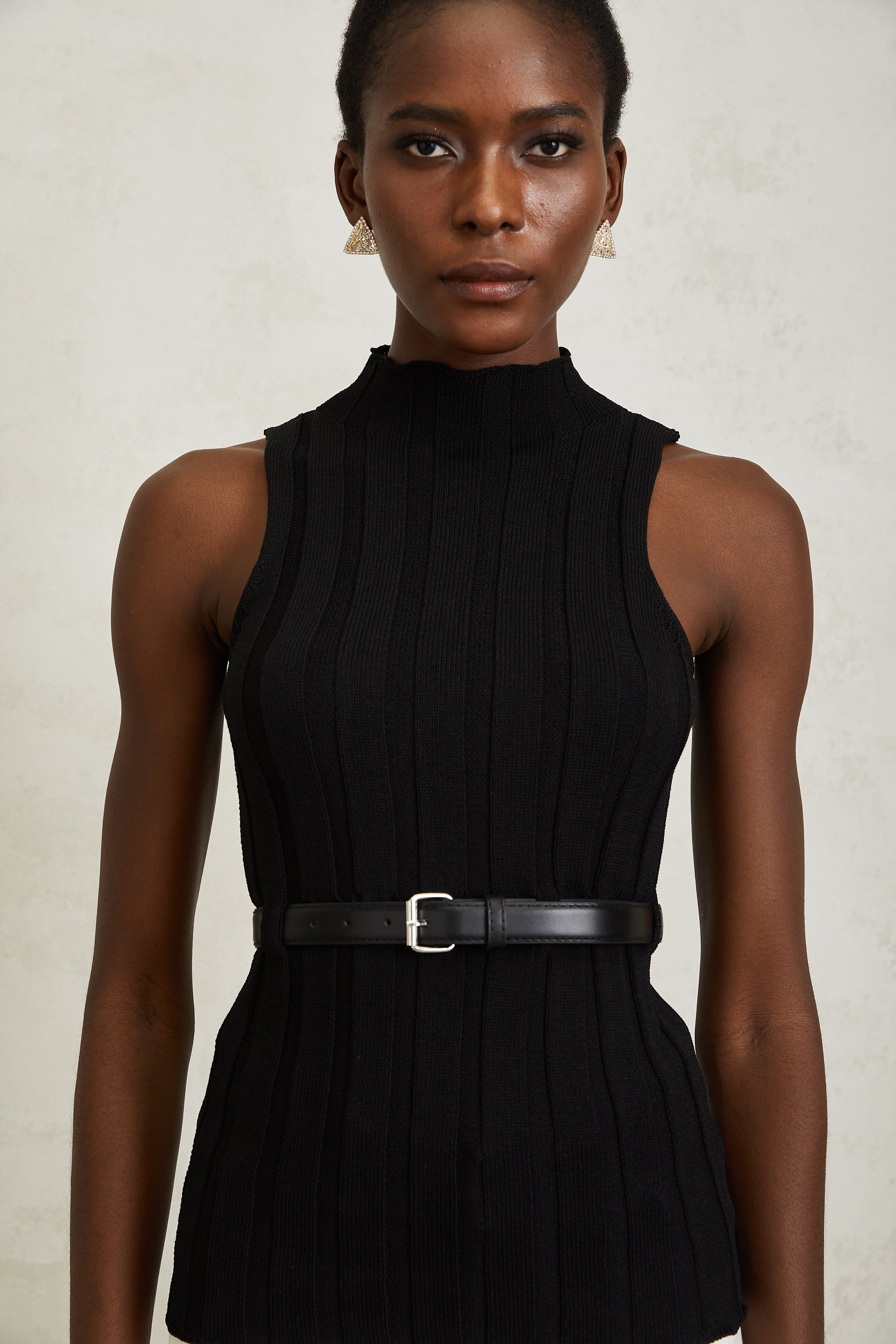 Maelle – Schwarzes, geripptes Strickoberteil mit Gürtel