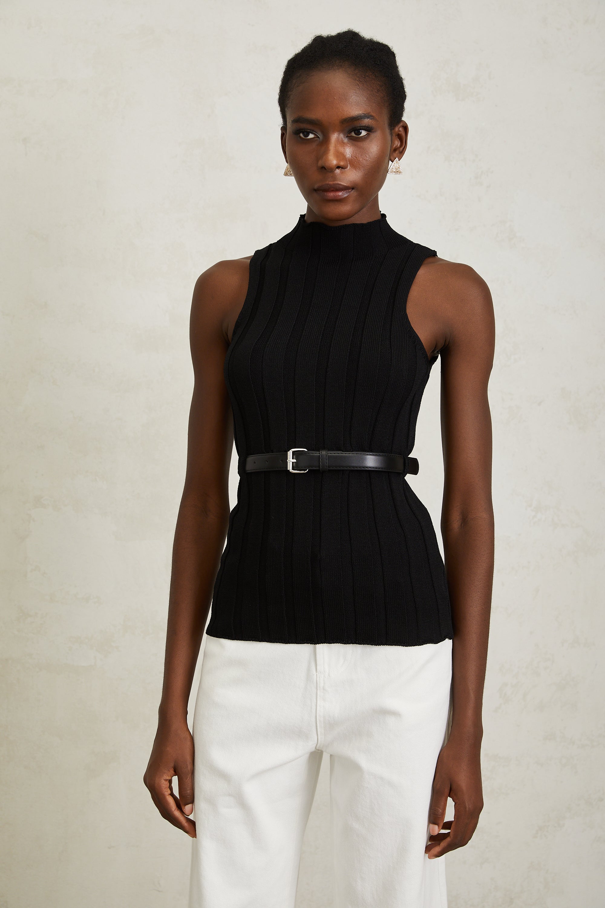 Maelle – Schwarzes, geripptes Strickoberteil mit Gürtel