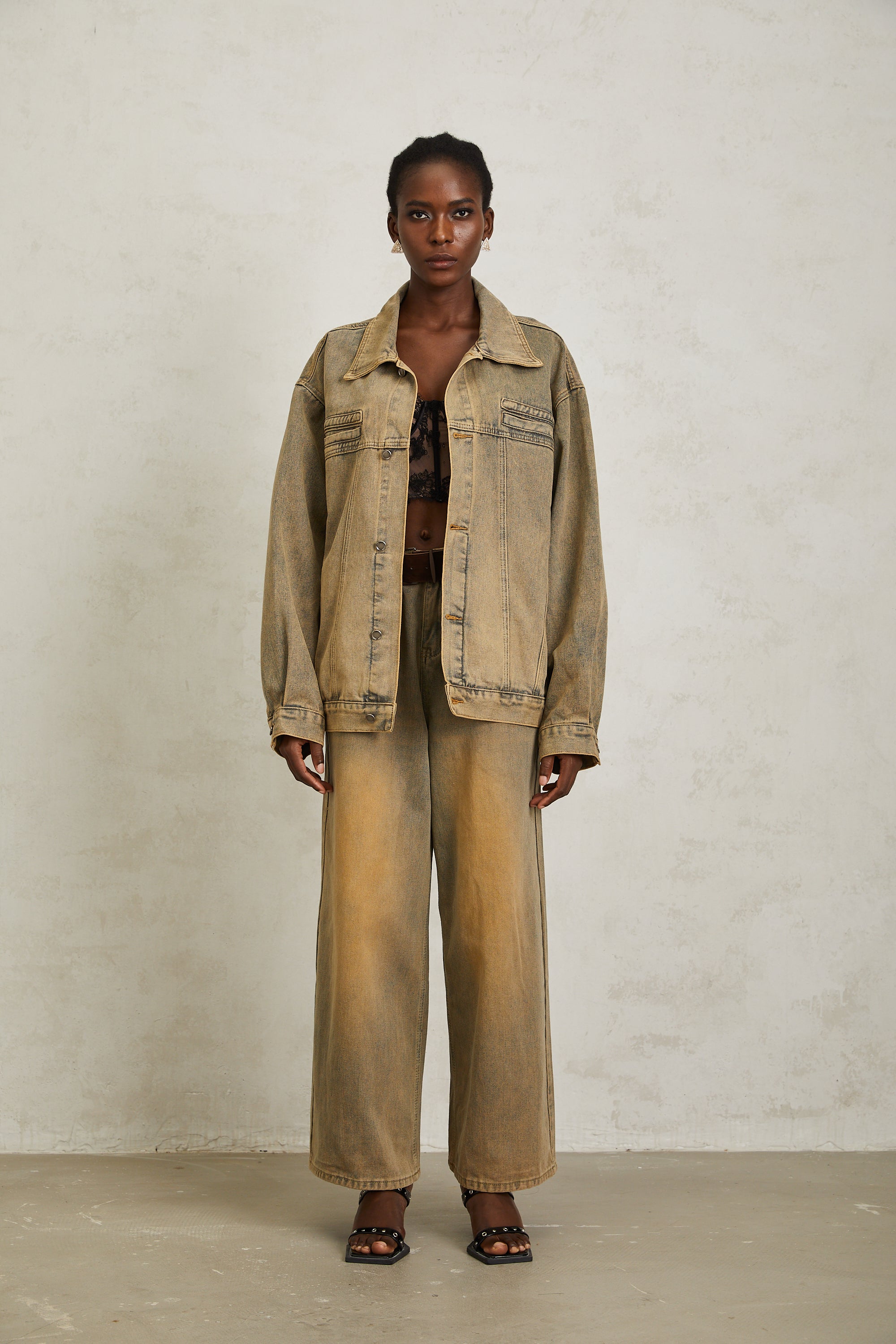 Loanne – Hellblaue Jeansjacke mit verblasstem Muster