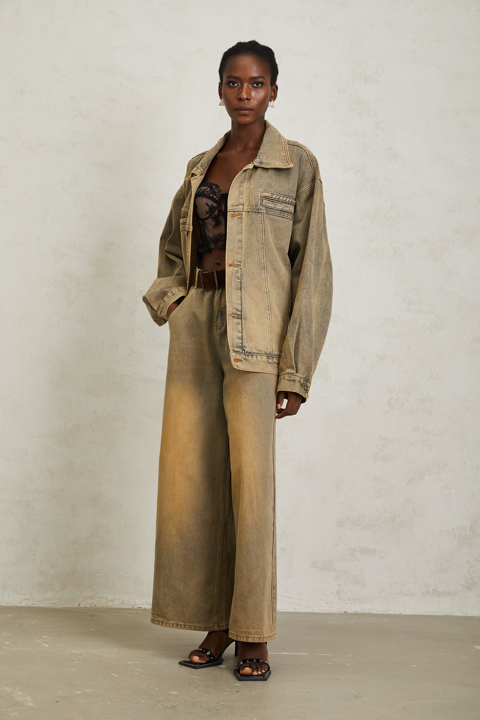 Loanne – Hellblaue Jeansjacke mit verblasstem Muster