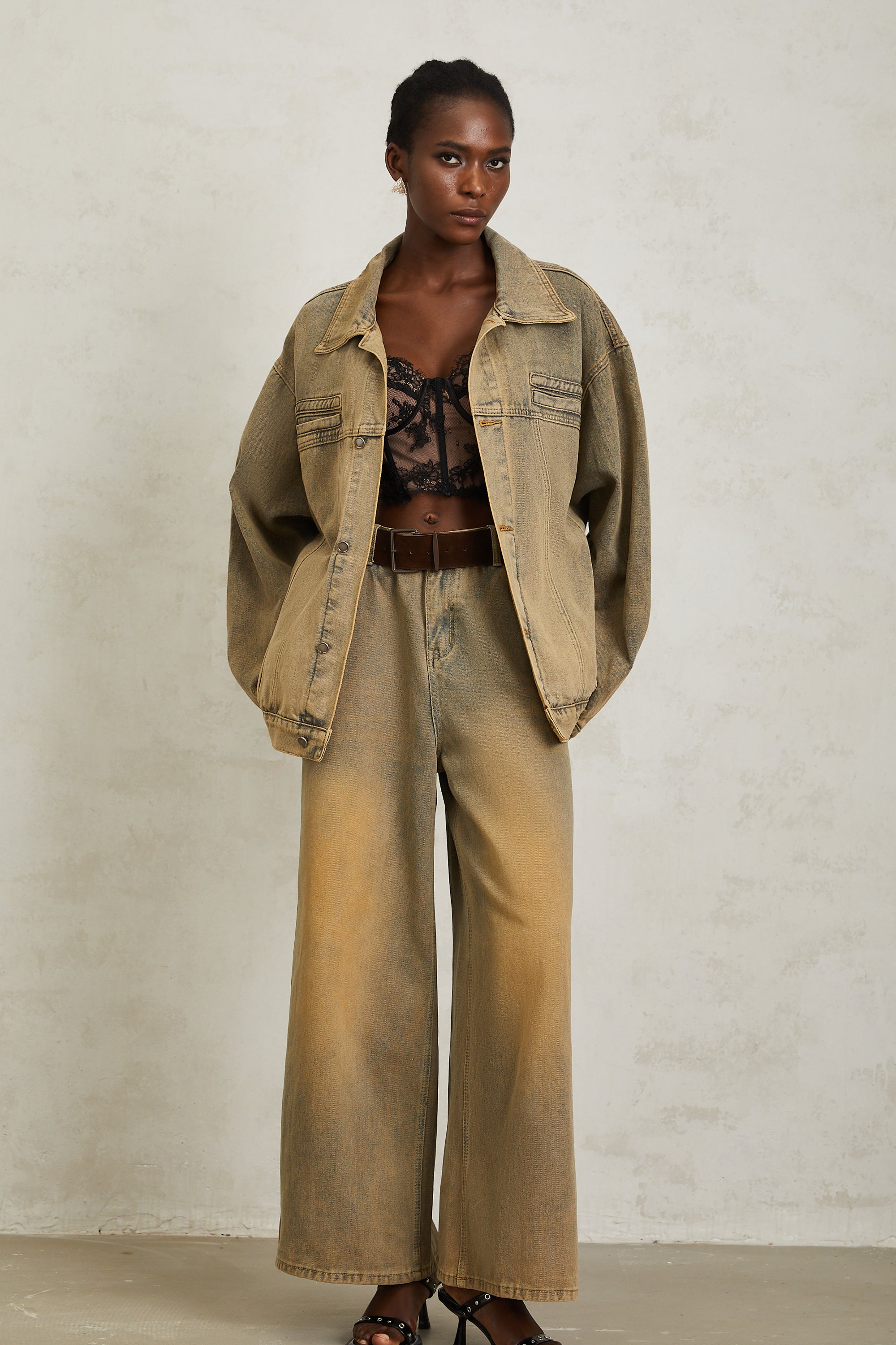 Loanne – Hellblaue Jeansjacke mit verblasstem Muster