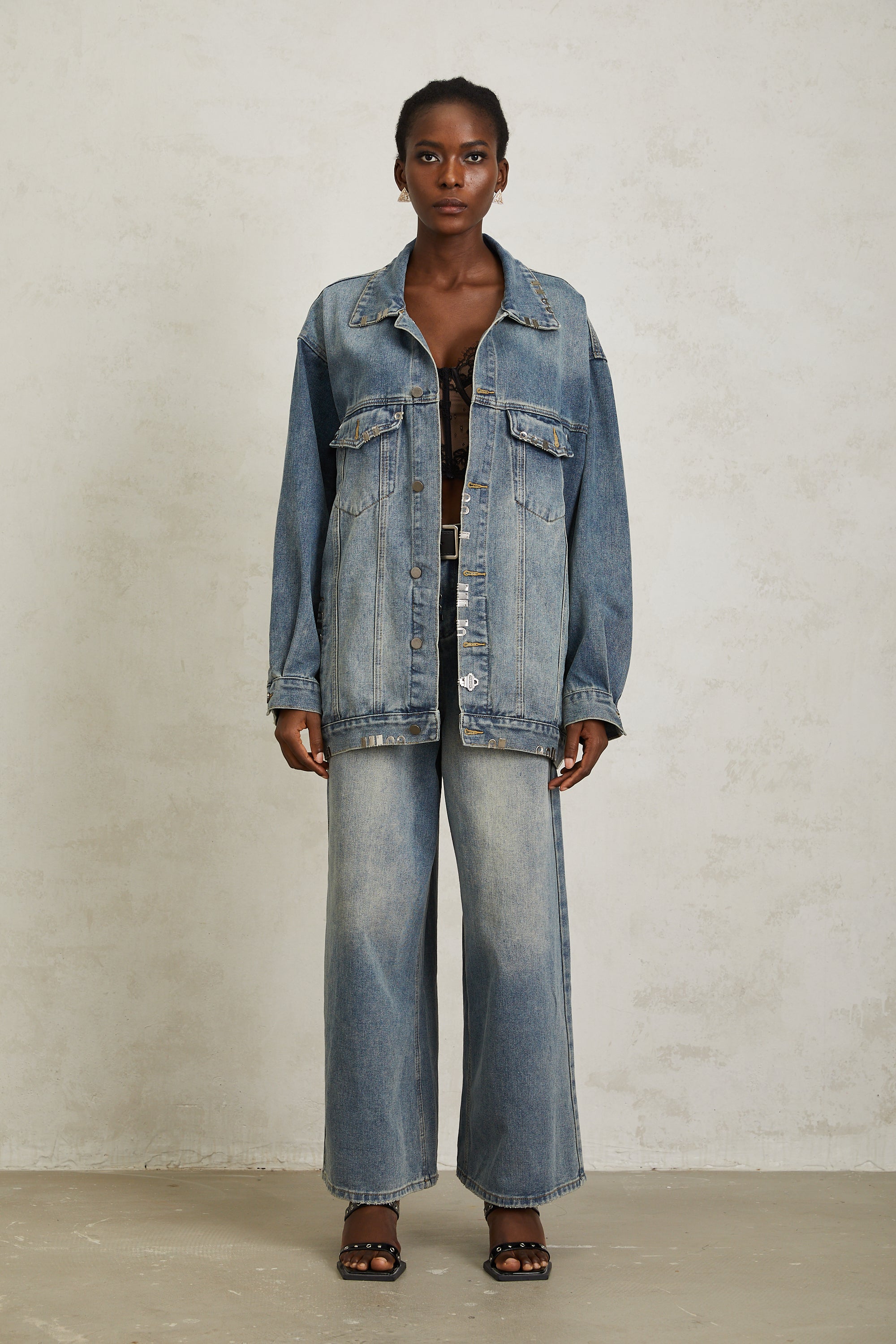 Mila – Blaue Jeansjacke mit Paillettenverzierung