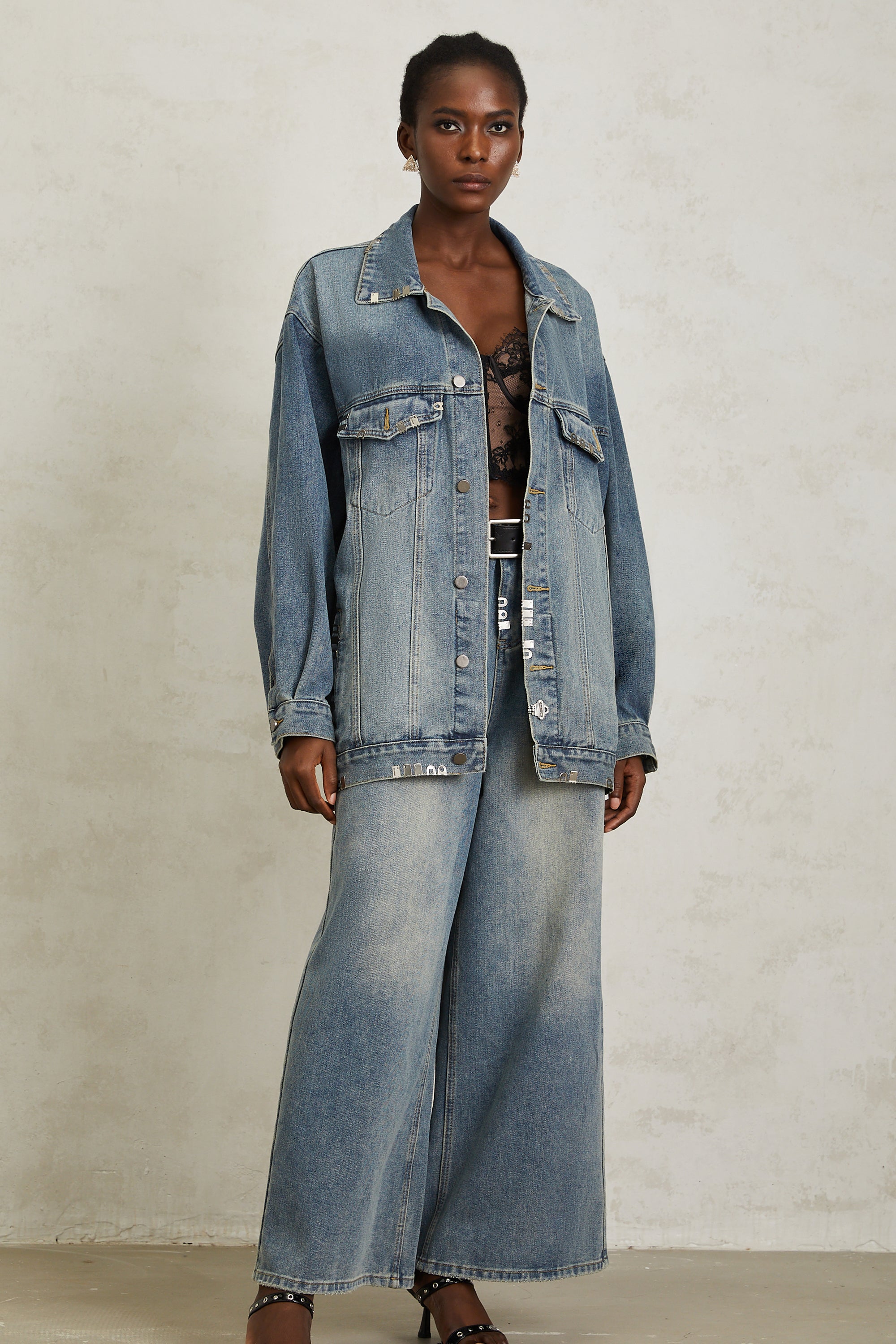 Mila – Blaue Jeansjacke mit Paillettenverzierung