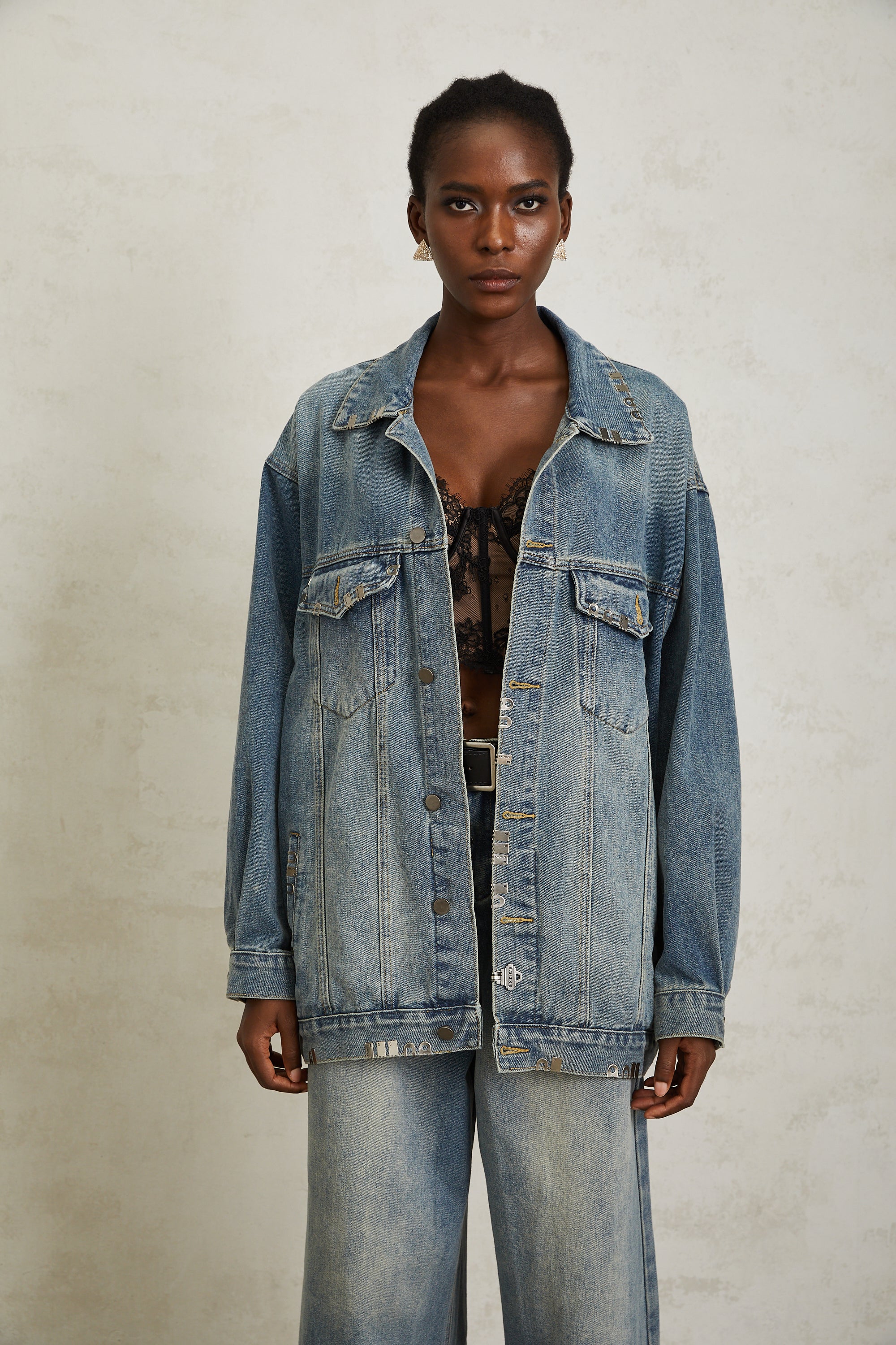 Mila – Blaue Jeansjacke mit Paillettenverzierung