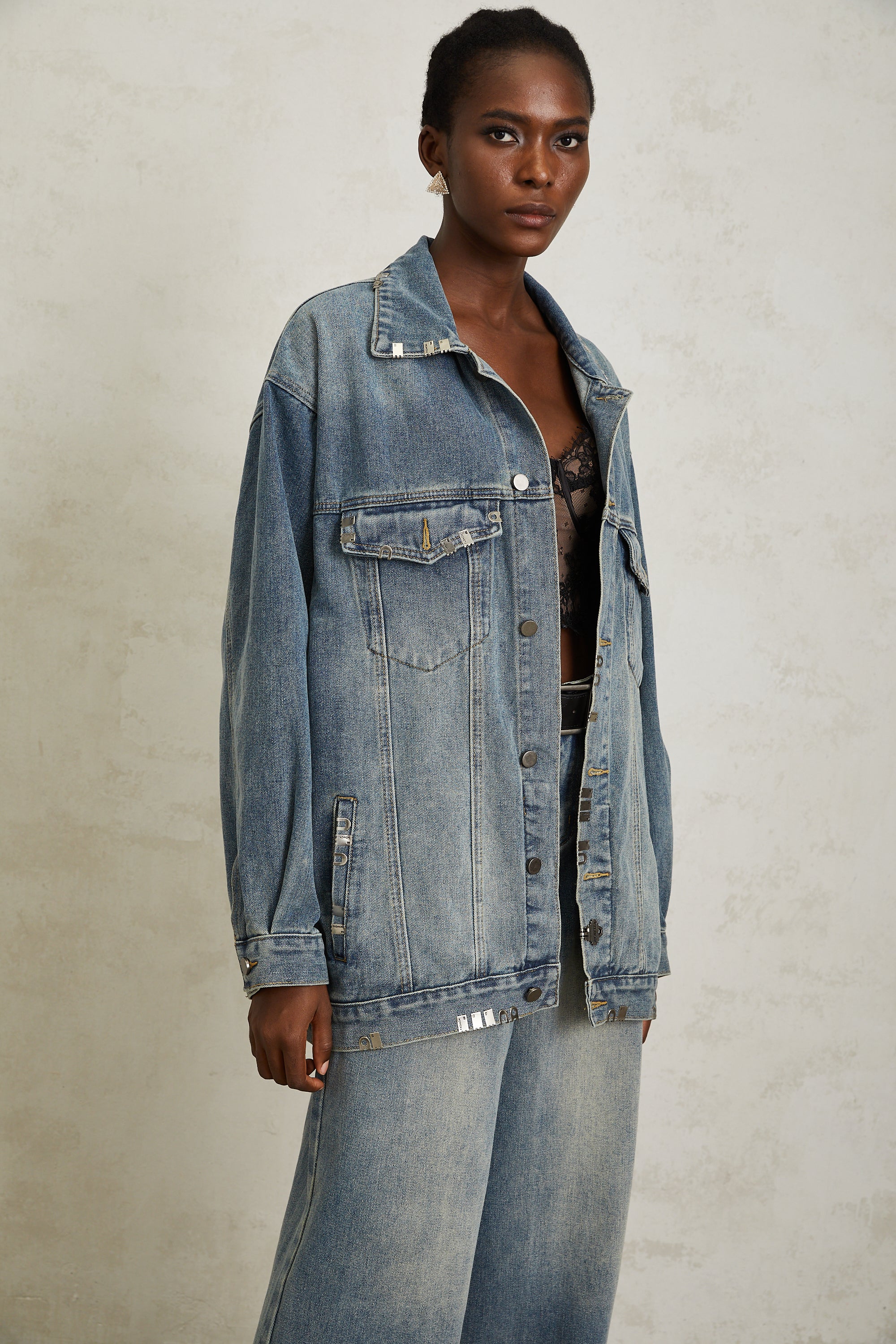 Mila – Blaue Jeansjacke mit Paillettenverzierung