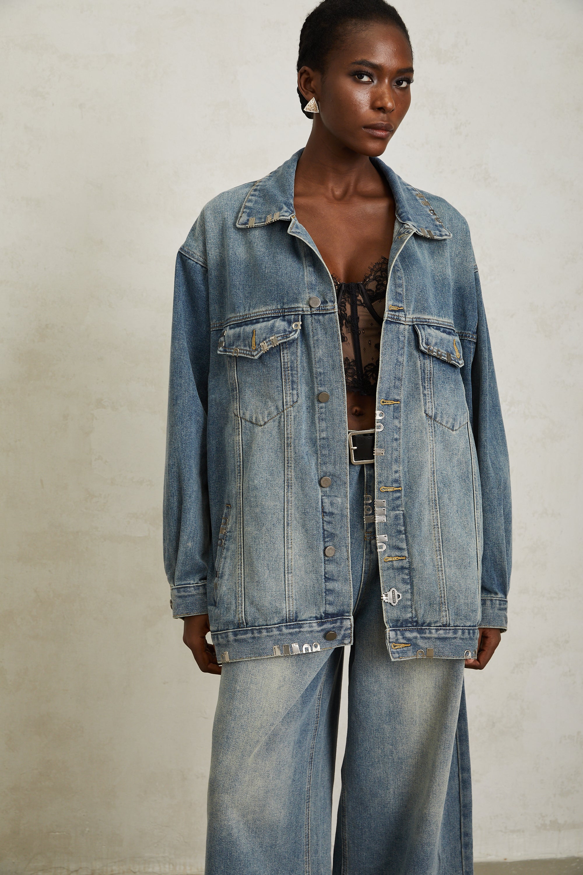 Mila – Blaue Jeansjacke mit Paillettenverzierung