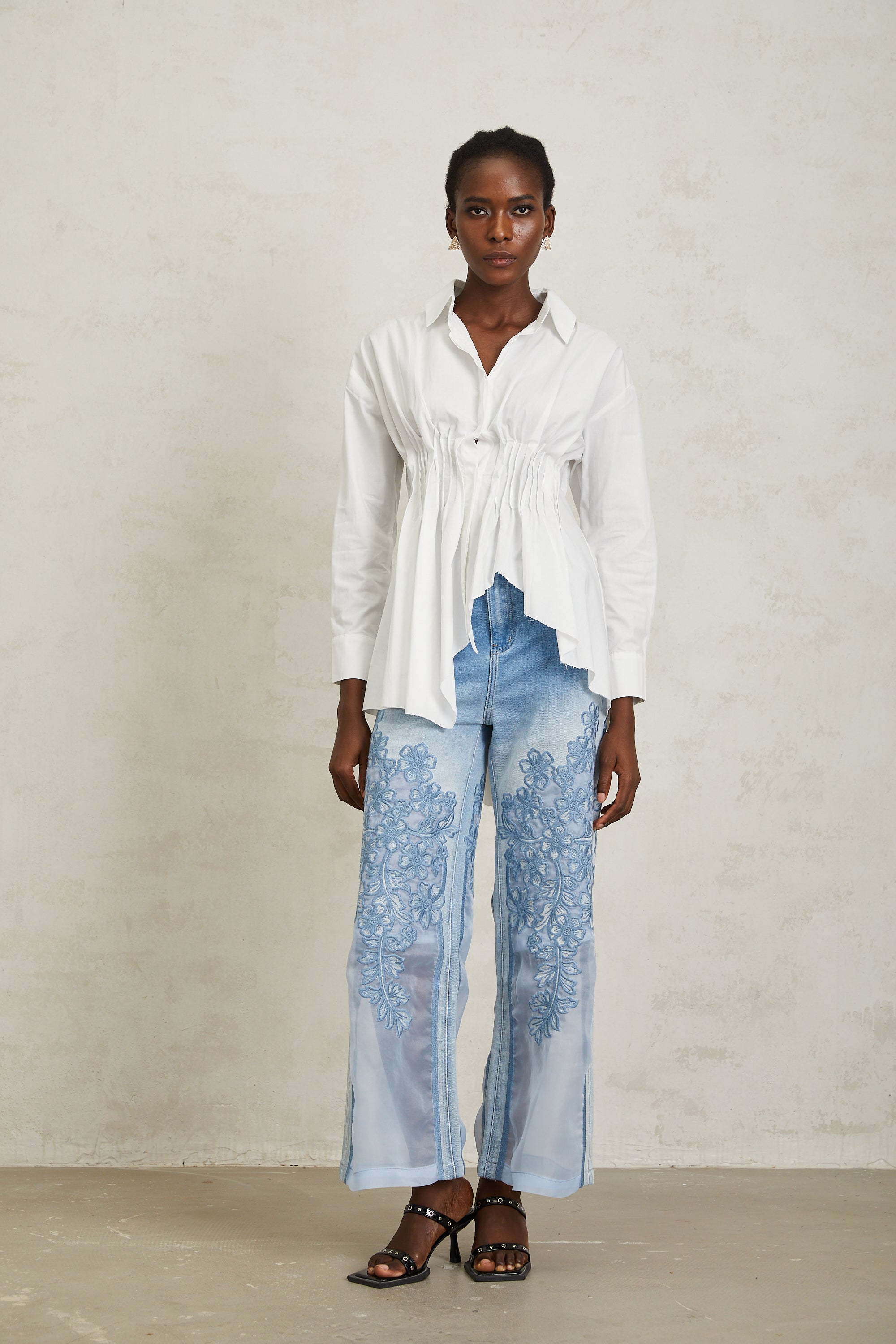 قميص فالنتينا الأبيض غير المتماثل المطوي