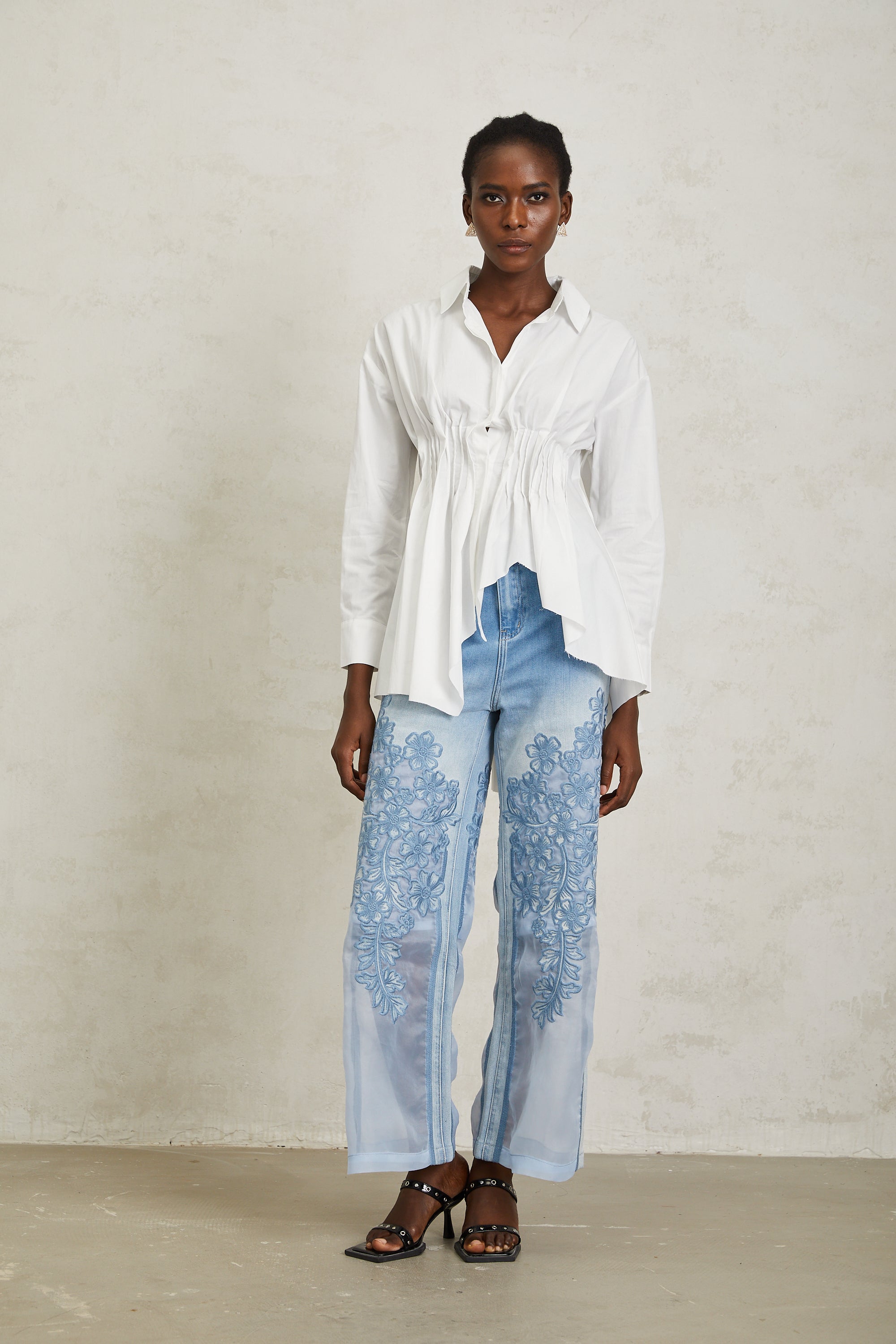 قميص فالنتينا الأبيض غير المتماثل المطوي