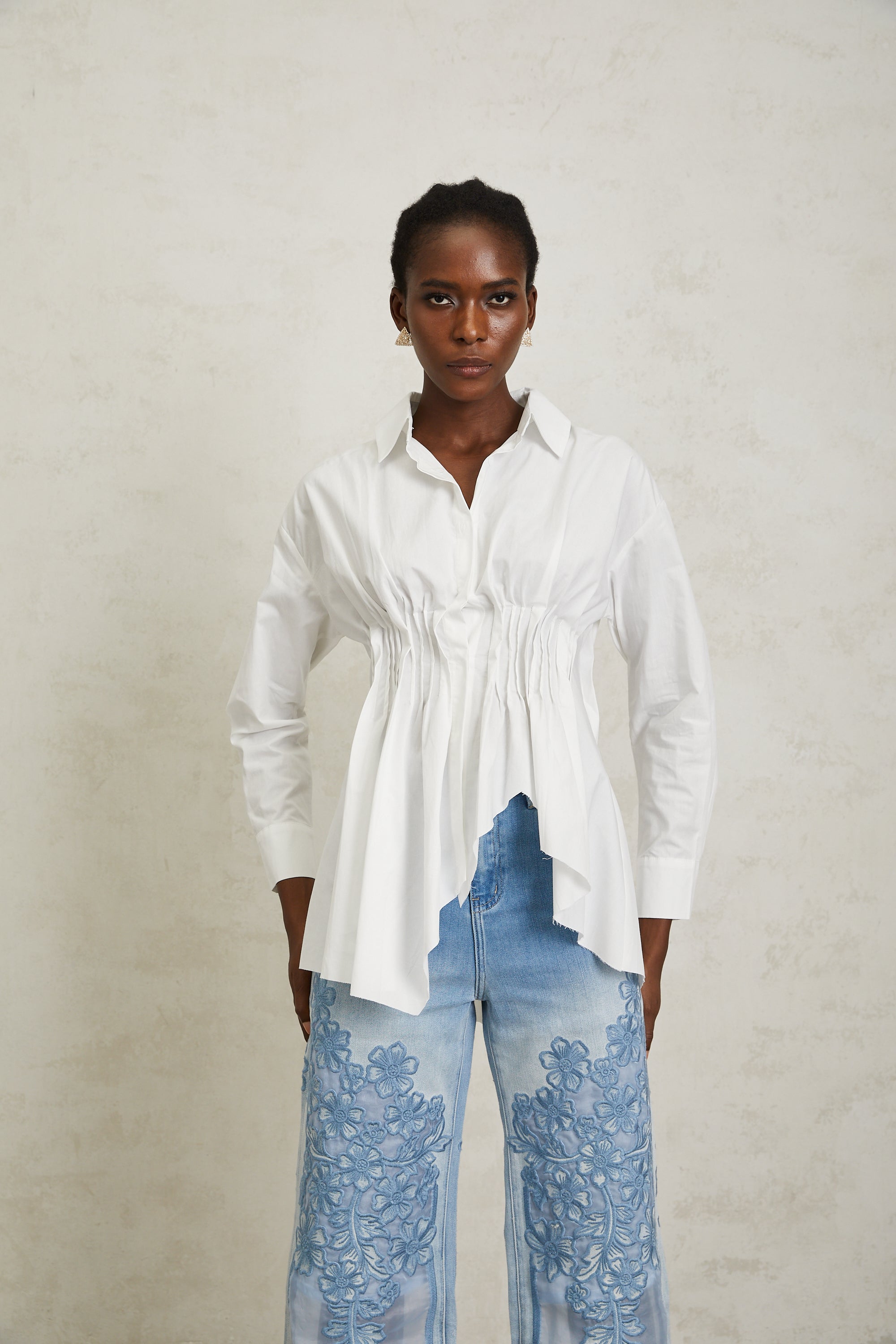 قميص فالنتينا الأبيض غير المتماثل المطوي