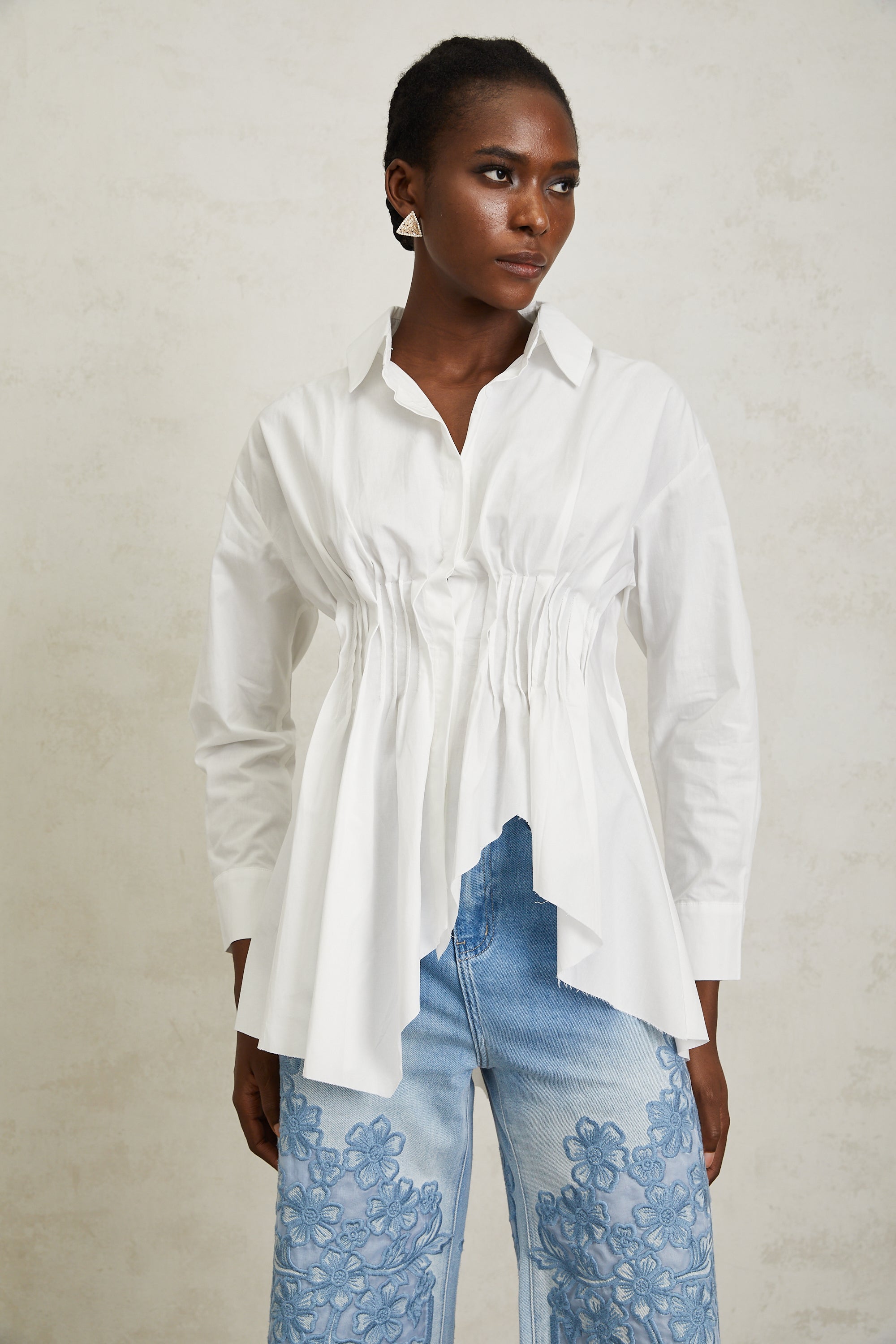 قميص فالنتينا الأبيض غير المتماثل المطوي