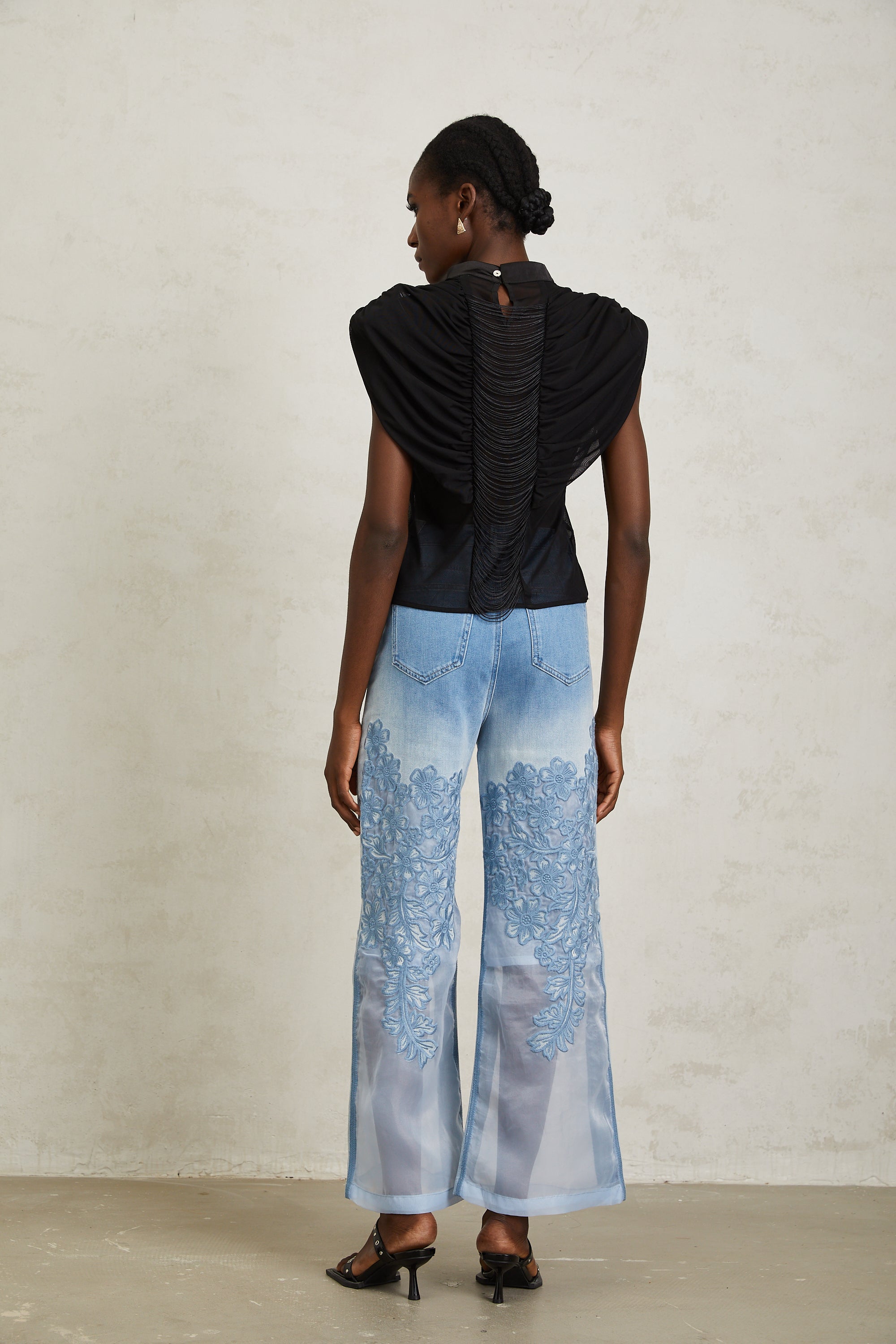 بلوزة زازي من التول الأسود المكشكش مع هامش