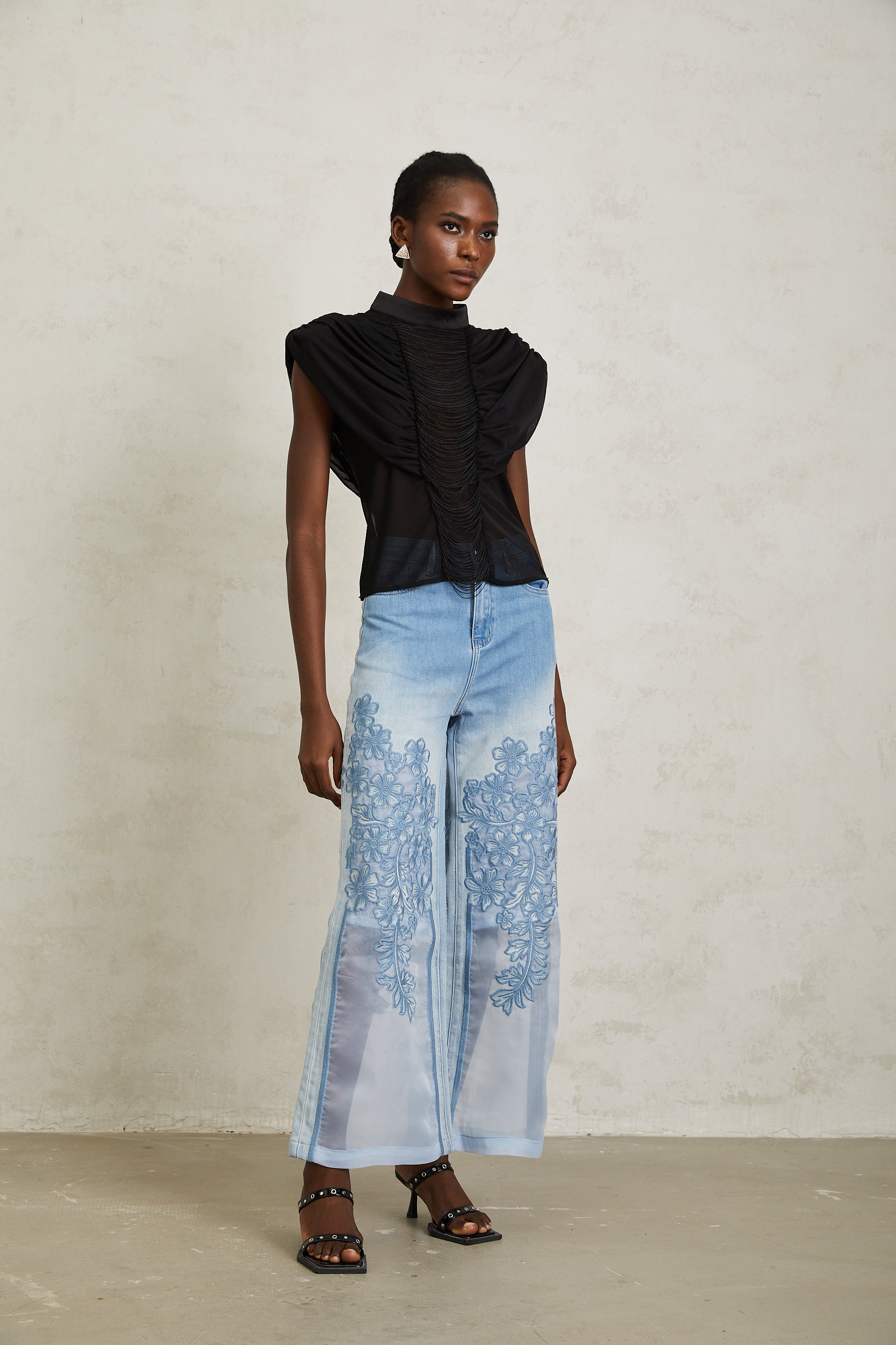 بلوزة زازي من التول الأسود المكشكش مع هامش